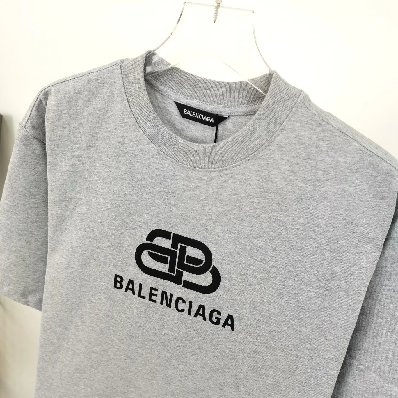 [New] Top tested version Balenciaga 21ss new lock buckle Unisex short-sleeved loose pure cotton BALENCIAGA short-sleeved T-shirt for couples Super classic style with good-looking colors Oversize version 260g Double yarn cotton top fabric [Little Red Book popular style | Highly recommended by ins style bloggers] Original model opening 1:1, all other colors are custom-woven and dyed (although everyone says so, but I guarantee it, and the threads are also dyed in the same vat) and there is no error with ZP.  Positioned cutting, high-quality wiring, original 1x1 thickened thread on the neckline, imported glue printing, black and gray colors are all silver, lock printing, repeated washing, not easy to crack! ! ! A full set of genuine one-to-one accessories, bag code marked. The numbers are all correct and identical.  Color: White Black Floral Gray Haze Blue Washed Black Size: XS-L P:240