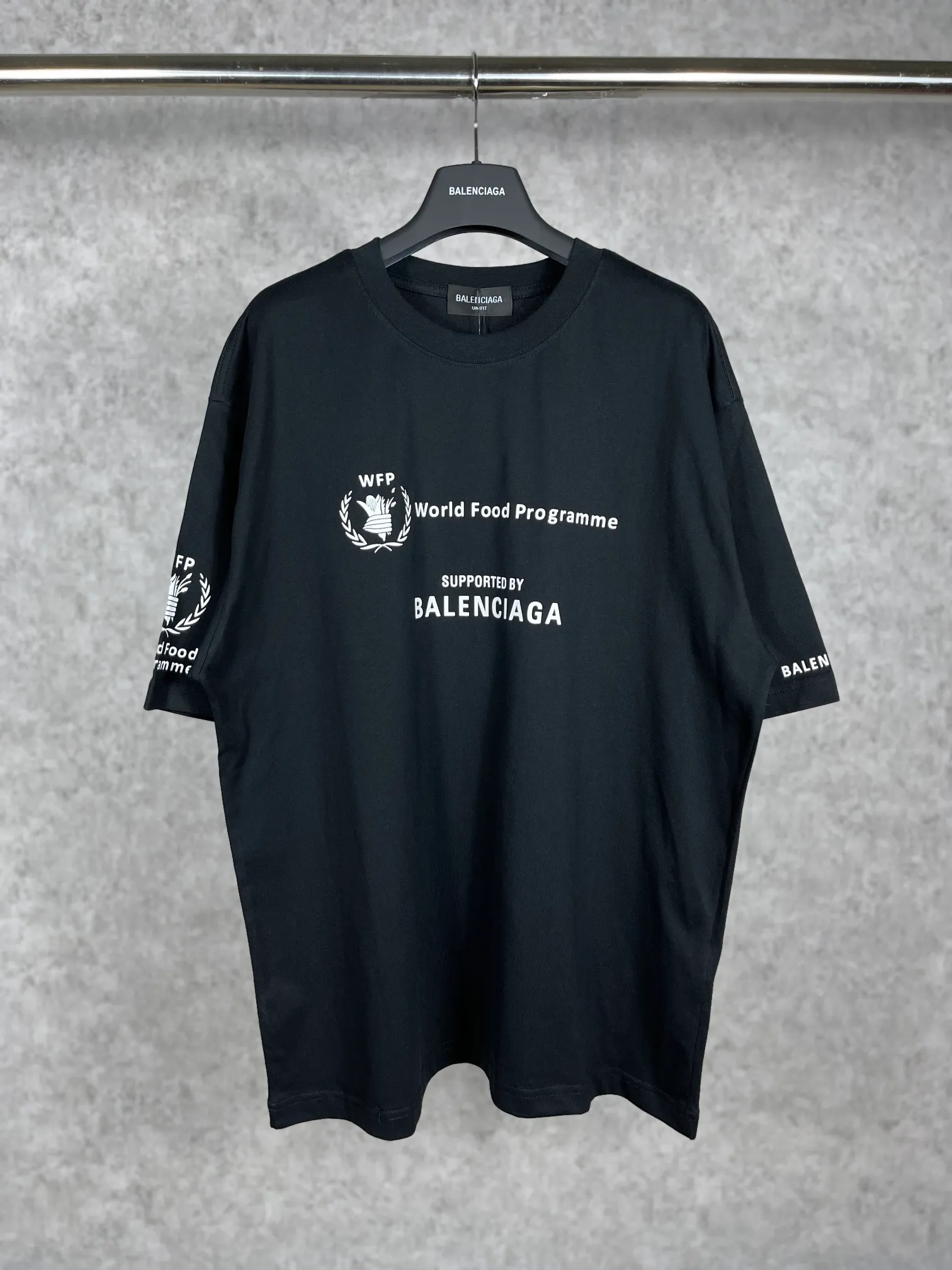 🅿️170 real photos [Top version. Official website quality] BALENCIAGA/Balenciaga WFP4044 World Food Agency charity limited edition #short-sleeved T-shirt. The fabric is made of Paris ZP custom-woven and dyed cotton double yarn. Weighing 260 grams, the cloth surface is clean. The cloth pattern is clear, soft and comfortable. The ribbing is dyed with no color difference. The classic pattern printing uses environmentally friendly imported glue and precision stencils. The letters are clear. No burrs. The three-dimensional effect is strong. The version adopts the OS loose shoulder version. The same style for men and women. Coding: BL223030 Color: white, black, coffee Size: XS S M L