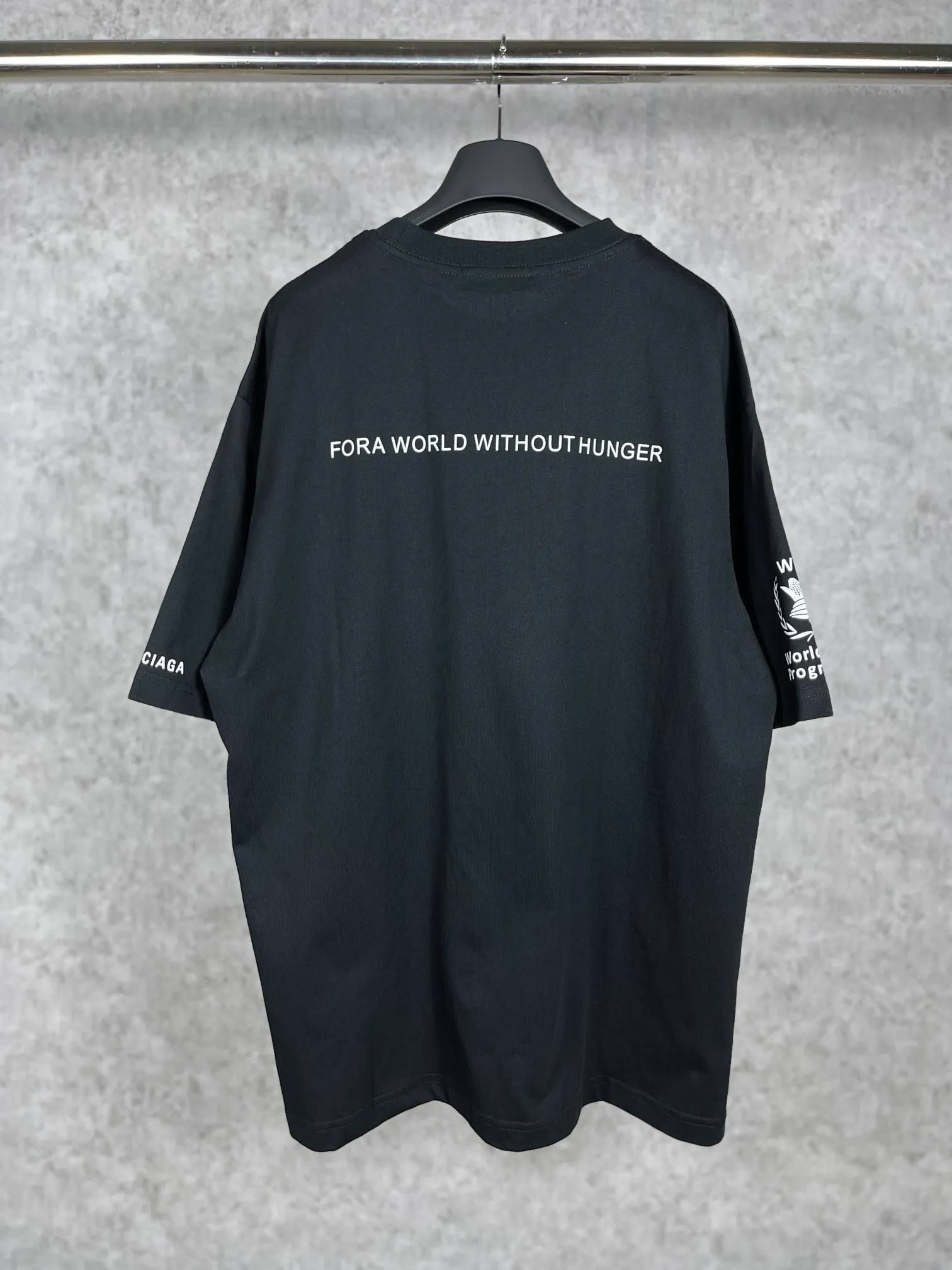 🅿️170 real photos [Top version. Official website quality] BALENCIAGA/Balenciaga WFP4044 World Food Agency charity limited edition #short-sleeved T-shirt. The fabric is made of Paris ZP custom-woven and dyed cotton double yarn. Weighing 260 grams, the cloth surface is clean. The cloth pattern is clear, soft and comfortable. The ribbing is dyed with no color difference. The classic pattern printing uses environmentally friendly imported glue and precision stencils. The letters are clear. No burrs. The three-dimensional effect is strong. The version adopts the OS loose shoulder version. The same style for men and women. Coding: BL223030 Color: white, black, coffee Size: XS S M L