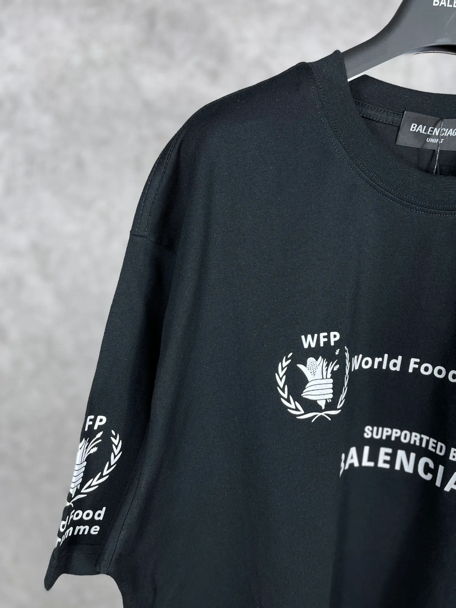 🅿️170 real photos [Top version. Official website quality] BALENCIAGA/Balenciaga WFP4044 World Food Agency charity limited edition #short-sleeved T-shirt. The fabric is made of Paris ZP custom-woven and dyed cotton double yarn. Weighing 260 grams, the cloth surface is clean. The cloth pattern is clear, soft and comfortable. The ribbing is dyed with no color difference. The classic pattern printing uses environmentally friendly imported glue and precision stencils. The letters are clear. No burrs. The three-dimensional effect is strong. The version adopts the OS loose shoulder version. The same style for men and women. Coding: BL223030 Color: white, black, coffee Size: XS S M L