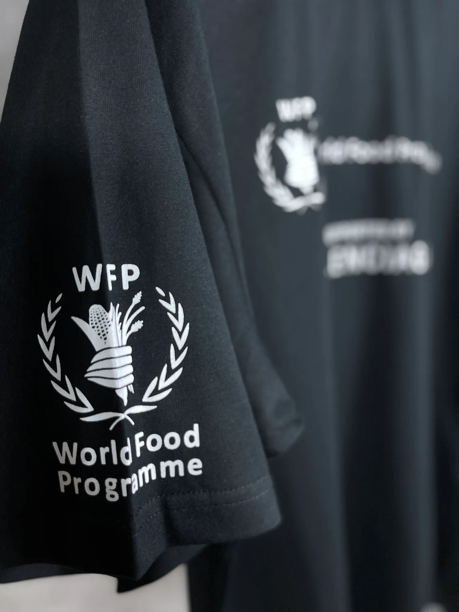 🅿️170 real photos [Top version. Official website quality] BALENCIAGA/Balenciaga WFP4044 World Food Agency charity limited edition #short-sleeved T-shirt. The fabric is made of Paris ZP custom-woven and dyed cotton double yarn. Weighing 260 grams, the cloth surface is clean. The cloth pattern is clear, soft and comfortable. The ribbing is dyed with no color difference. The classic pattern printing uses environmentally friendly imported glue and precision stencils. The letters are clear. No burrs. The three-dimensional effect is strong. The version adopts the OS loose shoulder version. The same style for men and women. Coding: BL223030 Color: white, black, coffee Size: XS S M L