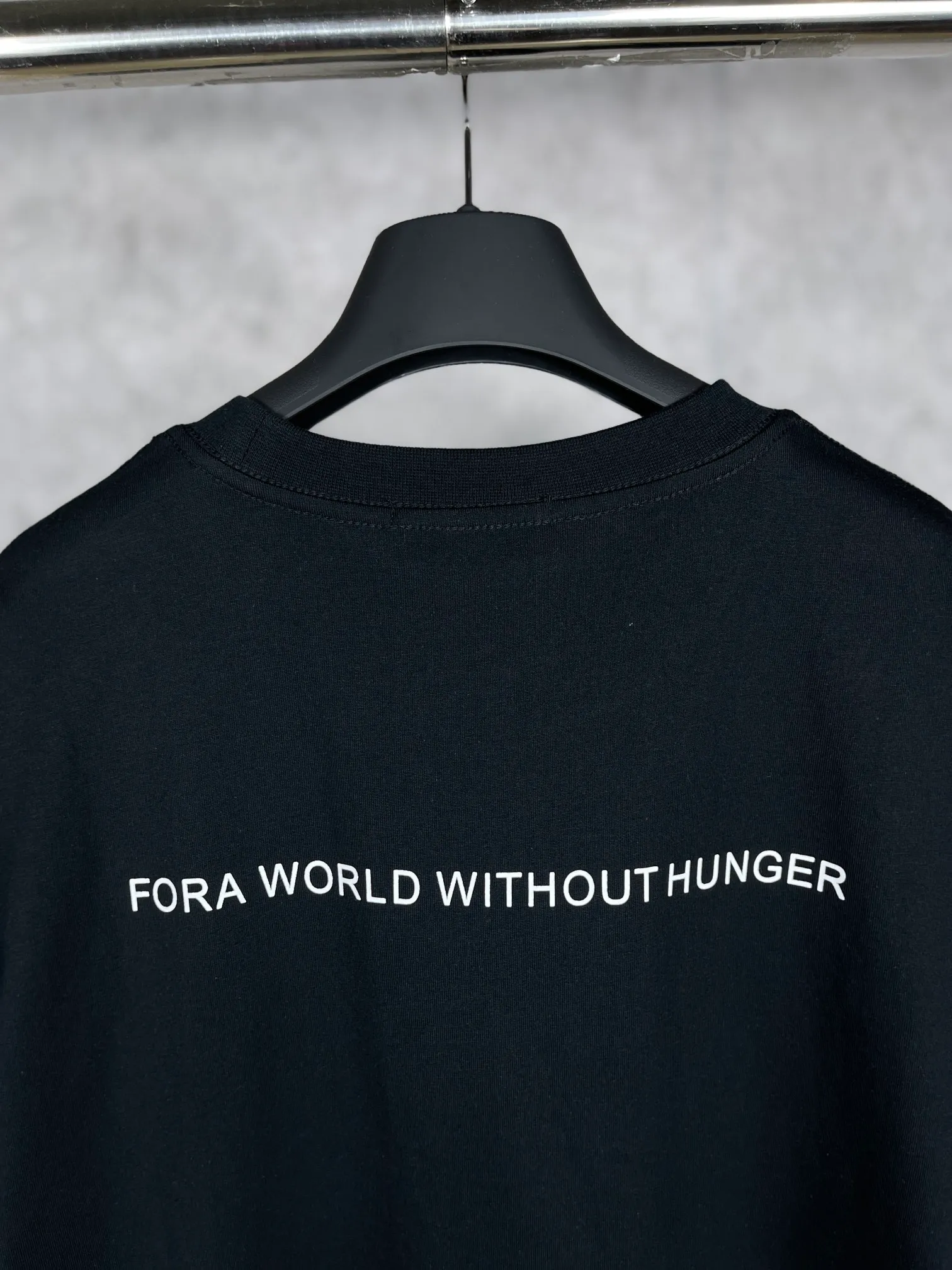🅿️170 real photos [Top version. Official website quality] BALENCIAGA/Balenciaga WFP4044 World Food Agency charity limited edition #short-sleeved T-shirt. The fabric is made of Paris ZP custom-woven and dyed cotton double yarn. Weighing 260 grams, the cloth surface is clean. The cloth pattern is clear, soft and comfortable. The ribbing is dyed with no color difference. The classic pattern printing uses environmentally friendly imported glue and precision stencils. The letters are clear. No burrs. The three-dimensional effect is strong. The version adopts the OS loose shoulder version. The same style for men and women. Coding: BL223030 Color: white, black, coffee Size: XS S M L