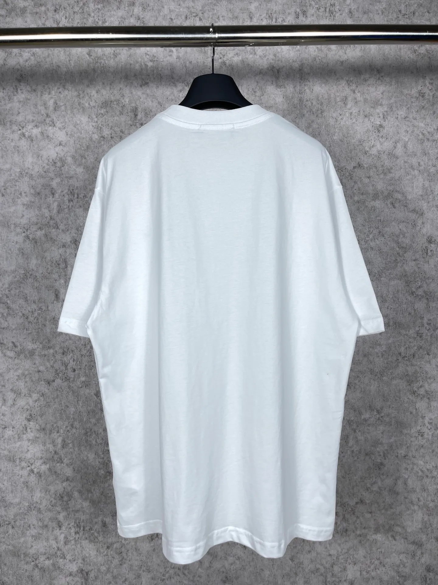 🅿️160 real photos [Top version. Official website quality] BALENCI*GA/Paris#Classic letter BB small English LOGO embroidered short-sleeved T-shirt# The fabric is made of Paris ZP custom-woven and dyed cotton double yarn. Weighing 260 grams, the cloth surface is clean. The cloth pattern is clear, soft and comfortable. The threads are dyed with no color difference. The classic pattern embroidery uses an imported embroidery machine, and the embroidery thread color is embroidered according to the original color. It is produced according to the pictures in the special market. The letters are clear. The three-dimensional effect is strong. The version adopts the OS loose shoulder version. The same style for men and women. Coding: BL223075 Color: Black. White. Khaki. Gray Size: XS to L