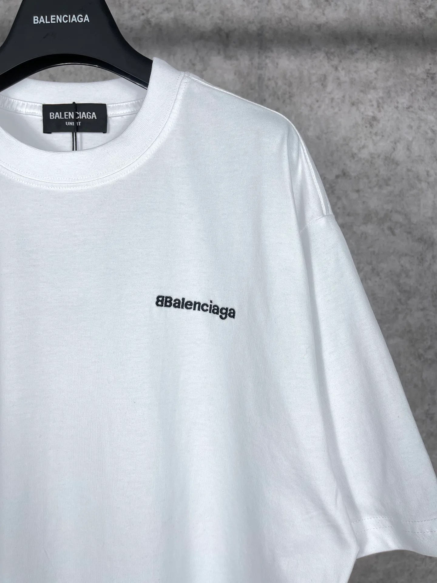 🅿️160 real photos [Top version. Official website quality] BALENCI*GA/Paris#Classic letter BB small English LOGO embroidered short-sleeved T-shirt# The fabric is made of Paris ZP custom-woven and dyed cotton double yarn. Weighing 260 grams, the cloth surface is clean. The cloth pattern is clear, soft and comfortable. The threads are dyed with no color difference. The classic pattern embroidery uses an imported embroidery machine, and the embroidery thread color is embroidered according to the original color. It is produced according to the pictures in the special market. The letters are clear. The three-dimensional effect is strong. The version adopts the OS loose shoulder version. The same style for men and women. Coding: BL223075 Color: Black. White. Khaki. Gray Size: XS to L