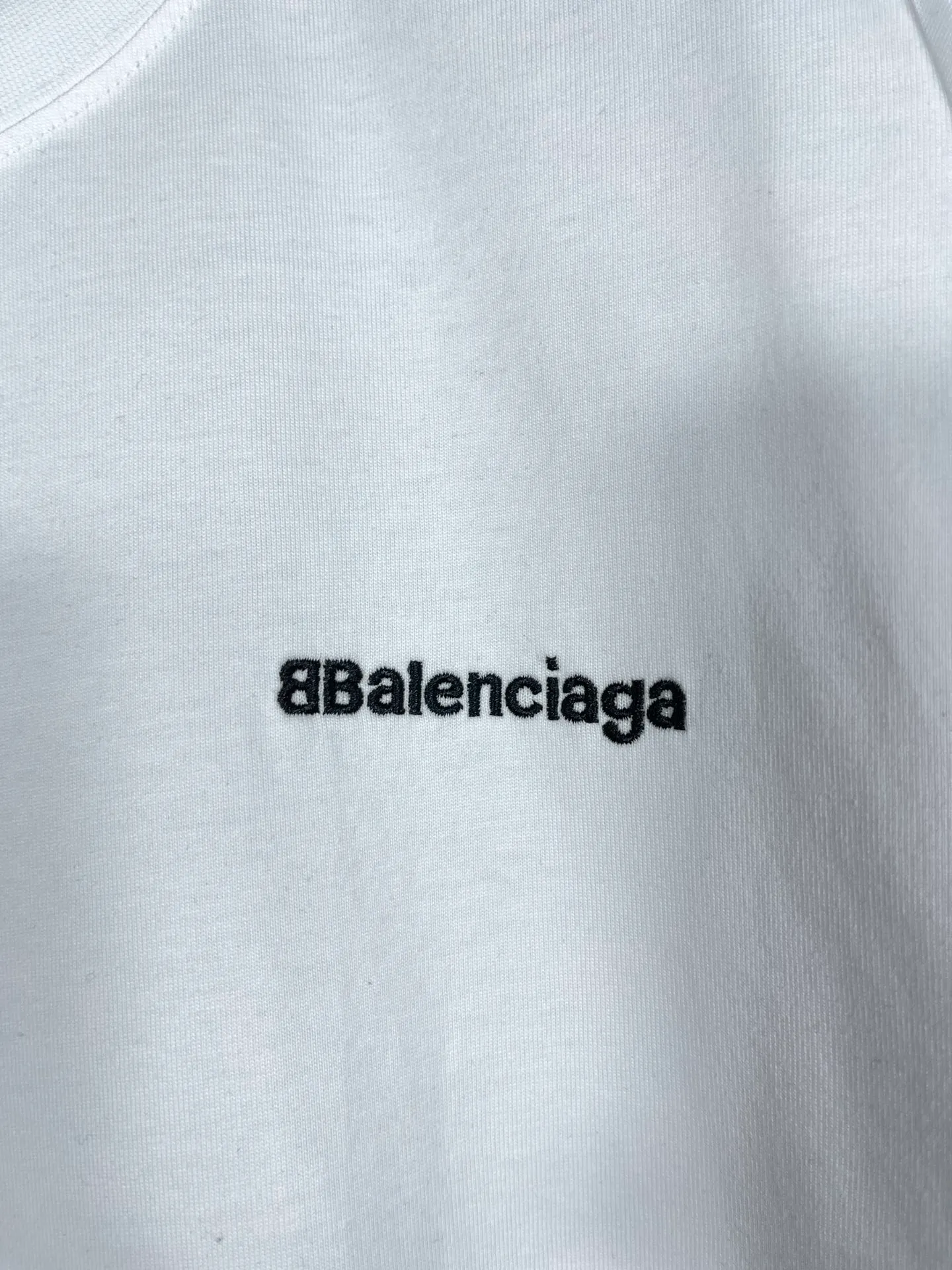 🅿️160 real photos [Top version. Official website quality] BALENCI*GA/Paris#Classic letter BB small English LOGO embroidered short-sleeved T-shirt# The fabric is made of Paris ZP custom-woven and dyed cotton double yarn. Weighing 260 grams, the cloth surface is clean. The cloth pattern is clear, soft and comfortable. The threads are dyed with no color difference. The classic pattern embroidery uses an imported embroidery machine, and the embroidery thread color is embroidered according to the original color. It is produced according to the pictures in the special market. The letters are clear. The three-dimensional effect is strong. The version adopts the OS loose shoulder version. The same style for men and women. Coding: BL223075 Color: Black. White. Khaki. Gray Size: XS to L