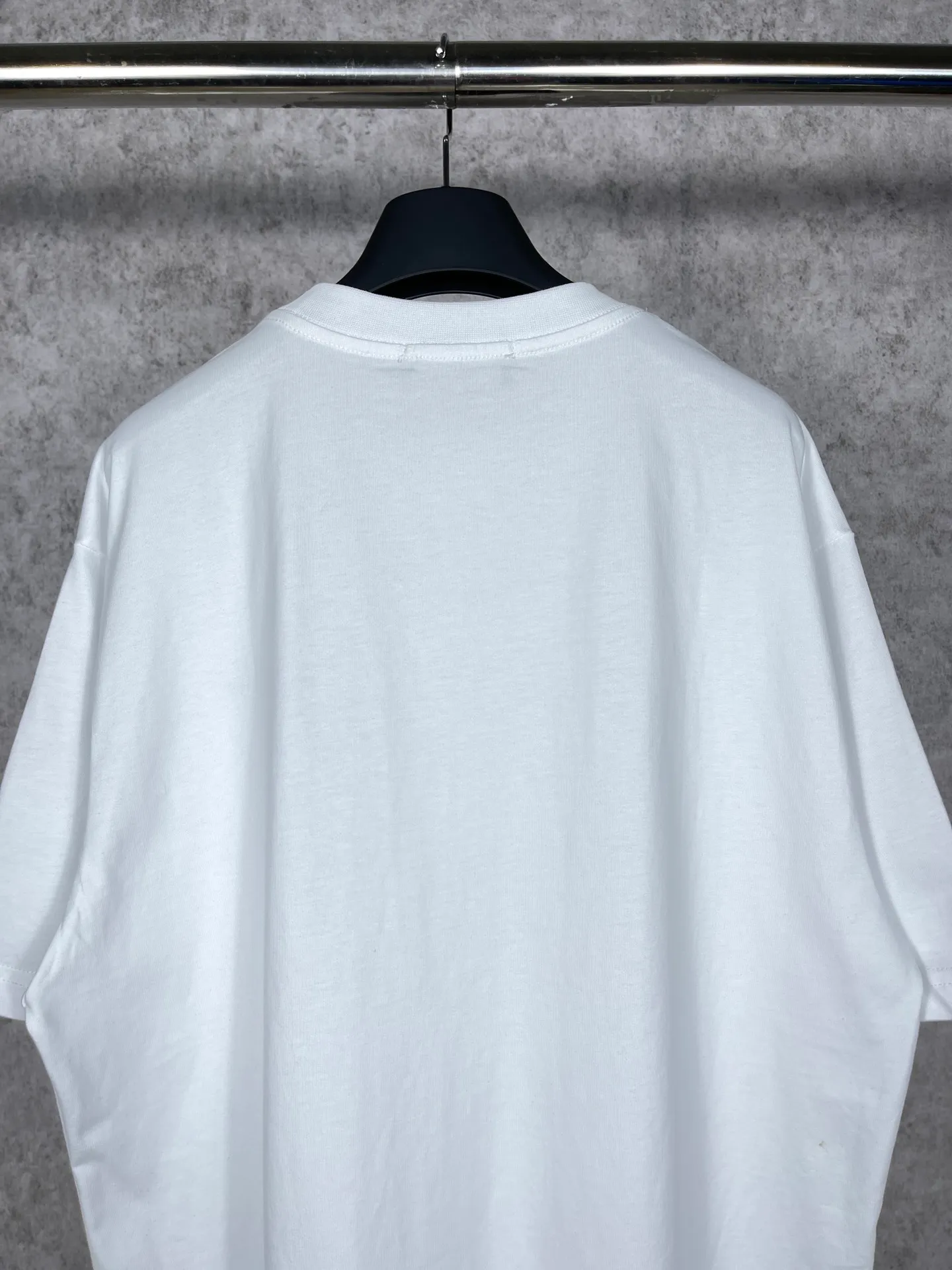 🅿️160 real photos [Top version. Official website quality] BALENCI*GA/Paris#Classic letter BB small English LOGO embroidered short-sleeved T-shirt# The fabric is made of Paris ZP custom-woven and dyed cotton double yarn. Weighing 260 grams, the cloth surface is clean. The cloth pattern is clear, soft and comfortable. The threads are dyed with no color difference. The classic pattern embroidery uses an imported embroidery machine, and the embroidery thread color is embroidered according to the original color. It is produced according to the pictures in the special market. The letters are clear. The three-dimensional effect is strong. The version adopts the OS loose shoulder version. The same style for men and women. Coding: BL223075 Color: Black. White. Khaki. Gray Size: XS to L