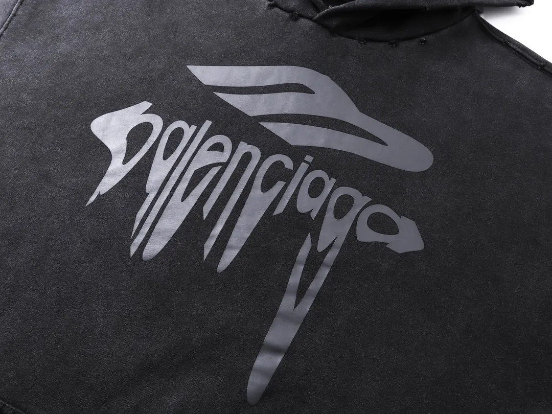 🅿️330 real photos [Top version. Official website quality] BALENCI*GA/Paris.SS25 latest model 3M artistic letter print washed and worn hooded sweatshirt. Ready-to-wear with multiple worn and worn features. The brick cabinets are synchronized. The authentic product is developed at the first time. The fabric is made of Paris ZP custom-woven and dyed cotton terry sweatshirt. Weighing 460 grams, the cloth surface is clean. The cloth pattern is clear, soft and comfortable. The threads are dyed with no color difference. The printing is made of environmentally friendly imported materials. The letters are clear and the effect is three-dimensional. The version adopts OS loose shoulder design. Same style for men and women. Code: BL238958 Color: washed black, gray and white. Size: XS S M L