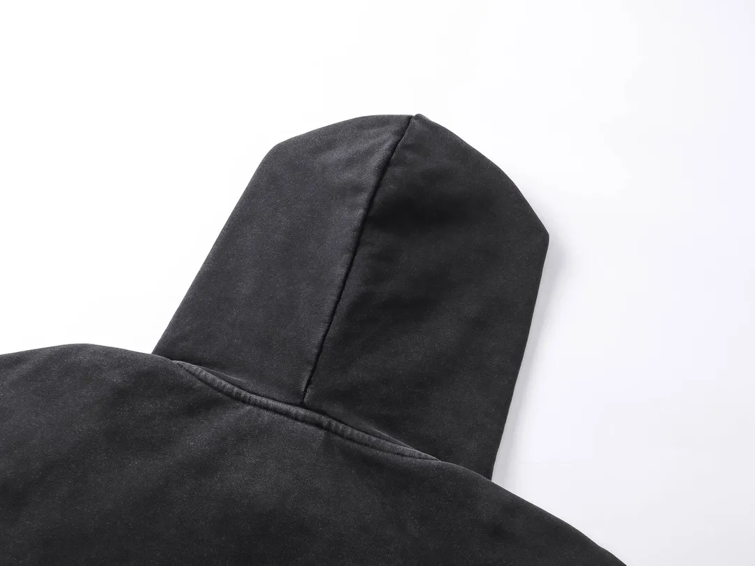 🅿️330 real photos [Top version. Official website quality] BALENCI*GA/Paris.SS25 latest model 3M artistic letter print washed and worn hooded sweatshirt. Ready-to-wear with multiple worn and worn features. The brick cabinets are synchronized. The authentic product is developed at the first time. The fabric is made of Paris ZP custom-woven and dyed cotton terry sweatshirt. Weighing 460 grams, the cloth surface is clean. The cloth pattern is clear, soft and comfortable. The threads are dyed with no color difference. The printing is made of environmentally friendly imported materials. The letters are clear and the effect is three-dimensional. The version adopts OS loose shoulder design. Same style for men and women. Code: BL238958 Color: washed black, gray and white. Size: XS S M L