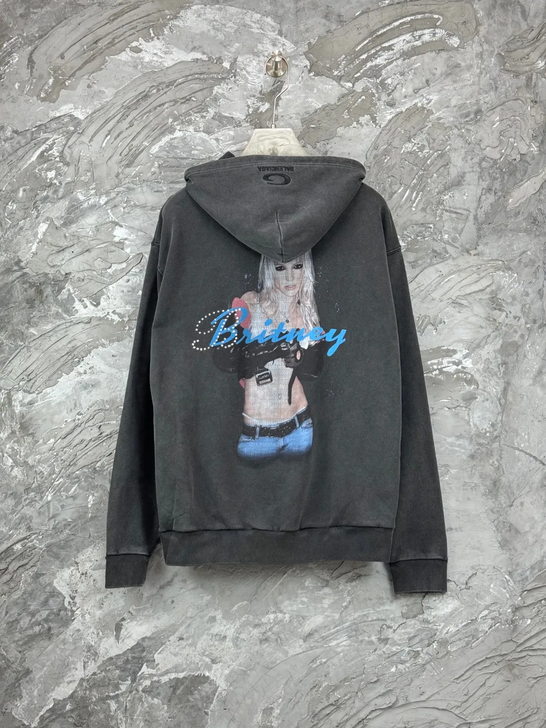 🅿️420 BALENCI*GA Paris Britney portrait limited edition music cooperation series hooded zipper sweatshirt. Direct-injection printing and hot-drilling process on the front panel. The English logo of the hat adopts Tajima embroidery machine. Customized matching hardware. The letters are clear. The effect is three-dimensional. Exclusively pattern-woven and dyed 460g fabric. Threads are dyed in the same vat with zero color difference. Brick cabinet synchronization. Welcome to compare. Same style for men and women -Color: washed black -SIZE: Xs S M L style number 8986#