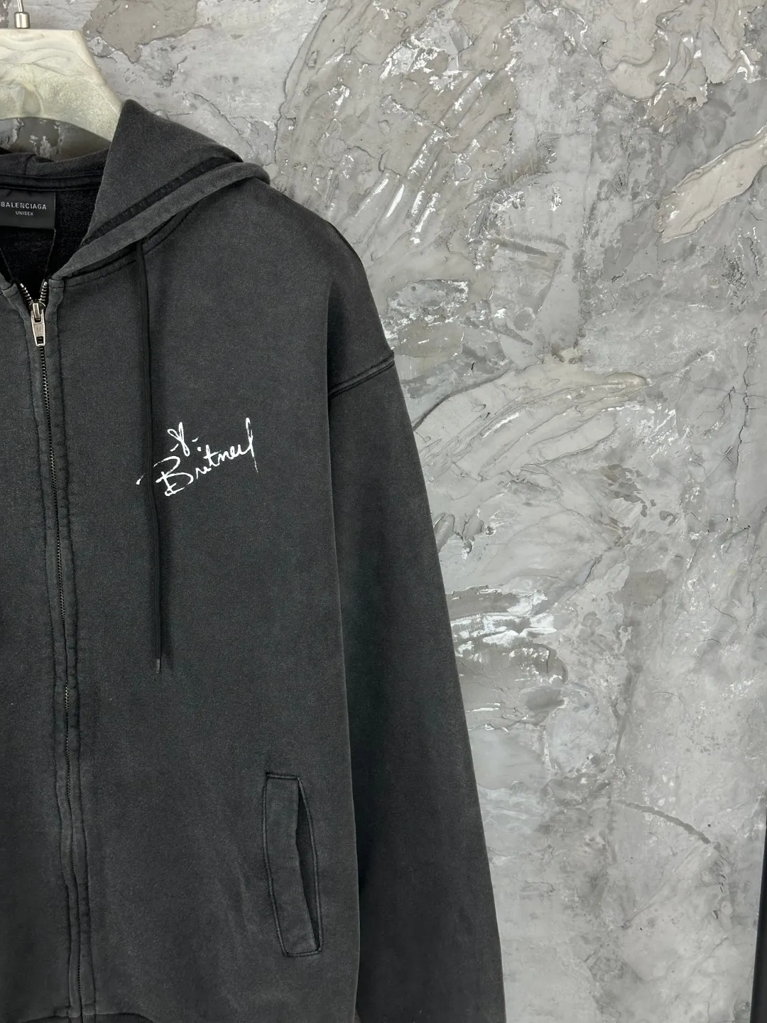 🅿️420 BALENCI*GA Paris Britney portrait limited edition music cooperation series hooded zipper sweatshirt. Direct-injection printing and hot-drilling process on the front panel. The English logo of the hat adopts Tajima embroidery machine. Customized matching hardware. The letters are clear. The effect is three-dimensional. Exclusively pattern-woven and dyed 460g fabric. Threads are dyed in the same vat with zero color difference. Brick cabinet synchronization. Welcome to compare. Same style for men and women -Color: washed black -SIZE: Xs S M L style number 8986#