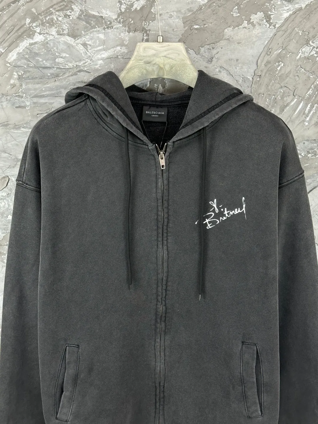 🅿️420 BALENCI*GA Paris Britney portrait limited edition music cooperation series hooded zipper sweatshirt. Direct-injection printing and hot-drilling process on the front panel. The English logo of the hat adopts Tajima embroidery machine. Customized matching hardware. The letters are clear. The effect is three-dimensional. Exclusively pattern-woven and dyed 460g fabric. Threads are dyed in the same vat with zero color difference. Brick cabinet synchronization. Welcome to compare. Same style for men and women -Color: washed black -SIZE: Xs S M L style number 8986#