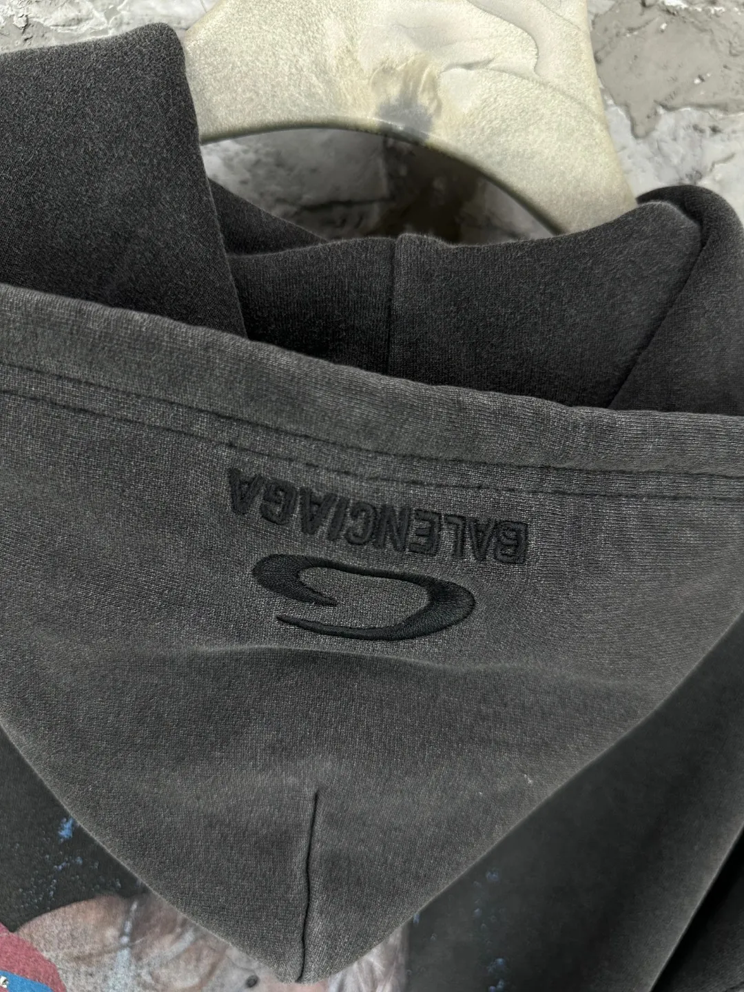 🅿️420 BALENCI*GA Paris Britney portrait limited edition music cooperation series hooded zipper sweatshirt. Direct-injection printing and hot-drilling process on the front panel. The English logo of the hat adopts Tajima embroidery machine. Customized matching hardware. The letters are clear. The effect is three-dimensional. Exclusively pattern-woven and dyed 460g fabric. Threads are dyed in the same vat with zero color difference. Brick cabinet synchronization. Welcome to compare. Same style for men and women -Color: washed black -SIZE: Xs S M L style number 8986#