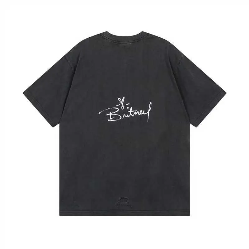 🅿️206 Actual pictures [Top version. Official website quality] BALENCI*GA/26 new model. Balenciaga Music |Britney Series limited edition music cooperation series, front and back direct-print printing, hot diamonds, washed and distressed short-sleeved T-shirt #SS26 latest style. Research and development at the first time, different market currencies. Comparisons welcome. The fabric is made of Paris ZP custom-woven and dyed cotton double yarn. Weighing 260 grams, the cloth surface is clean. The cloth pattern is clear, soft and comfortable. The threads are dyed with no color difference. Printing adopts computer direct printing. Garments are washed and aged. Jubie market currency. Welcome to compare. The version adopts OS loose shoulder design. Same style for men and women. Code: BL253701 Color: washed black, floral gray Size: XS S M L