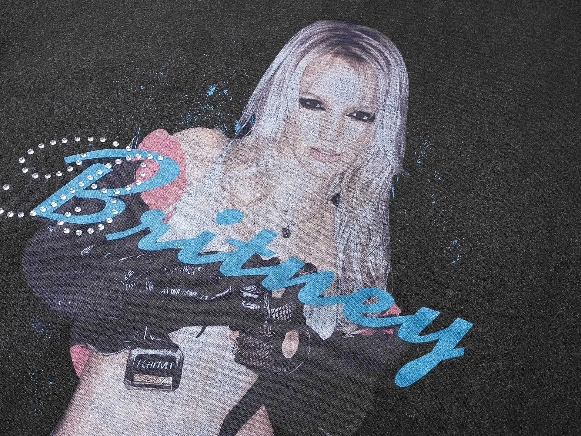 🅿️206 Actual pictures [Top version. Official website quality] BALENCI*GA/26 new model. Balenciaga Music |Britney Series limited edition music cooperation series, front and back direct-print printing, hot diamonds, washed and distressed short-sleeved T-shirt #SS26 latest style. Research and development at the first time, different market currencies. Comparisons welcome. The fabric is made of Paris ZP custom-woven and dyed cotton double yarn. Weighing 260 grams, the cloth surface is clean. The cloth pattern is clear, soft and comfortable. The threads are dyed with no color difference. Printing adopts computer direct printing. Garments are washed and aged. Jubie market currency. Welcome to compare. The version adopts OS loose shoulder design. Same style for men and women. Code: BL253701 Color: washed black, floral gray Size: XS S M L