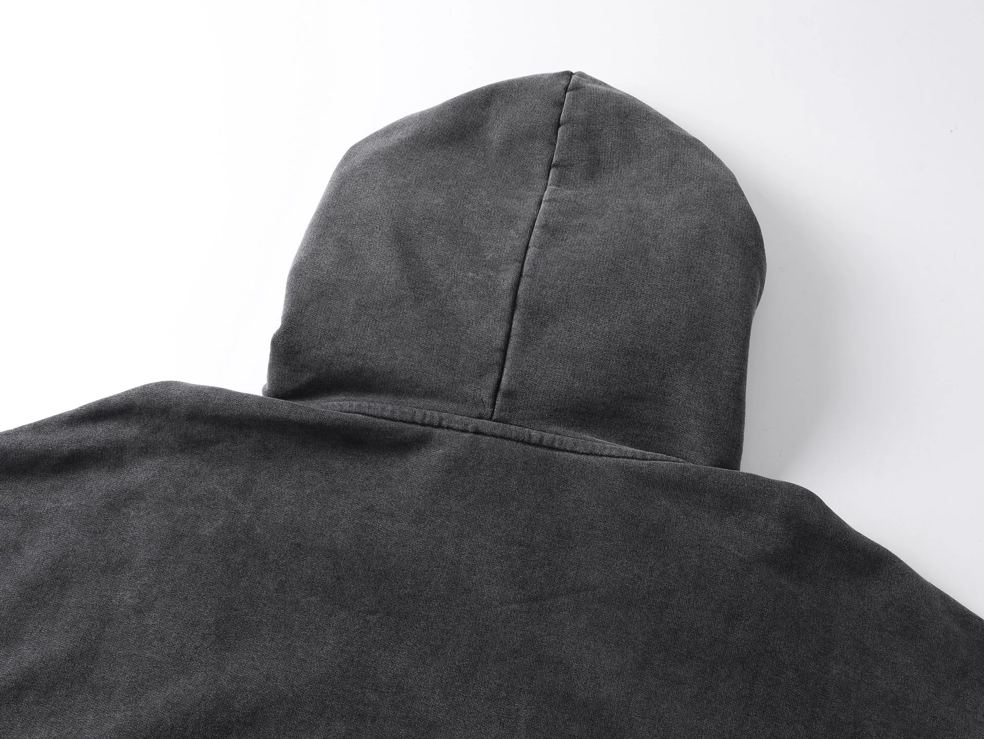 🅿️390 Detailed Picture [Top version. Official website quality] BALENCI*GA/Paris. 25ss latest model. Overweight craftsmanship. Masking tape direct-printing, LOGO embroidery on the front, open pockets on both sides, ready-to-wear hooded long-sleeved sweatshirt with washed distressing. The brick cabinets are synchronized. The fabric is made of Paris ZP custom-woven and dyed cotton sweatshirt. Weighing 460 grams, the cloth surface is clean. The cloth pattern is clear, soft and comfortable, and the threads are dyed with no color difference. The classic pattern is printed using computer direct printing. The front chest is embroidered using a computerized embroidery machine. The letters are clear and the effect is three-dimensional. Restored brick cabinets. Ready-made clothes washed and aged. Produced by ultra-heavy craftsmanship, the market currency is very different, welcome to compare. The version adopts OS loose shoulder design. The same style for men and women. Code: BL259971 Color: Washed Black Size: XS S M L