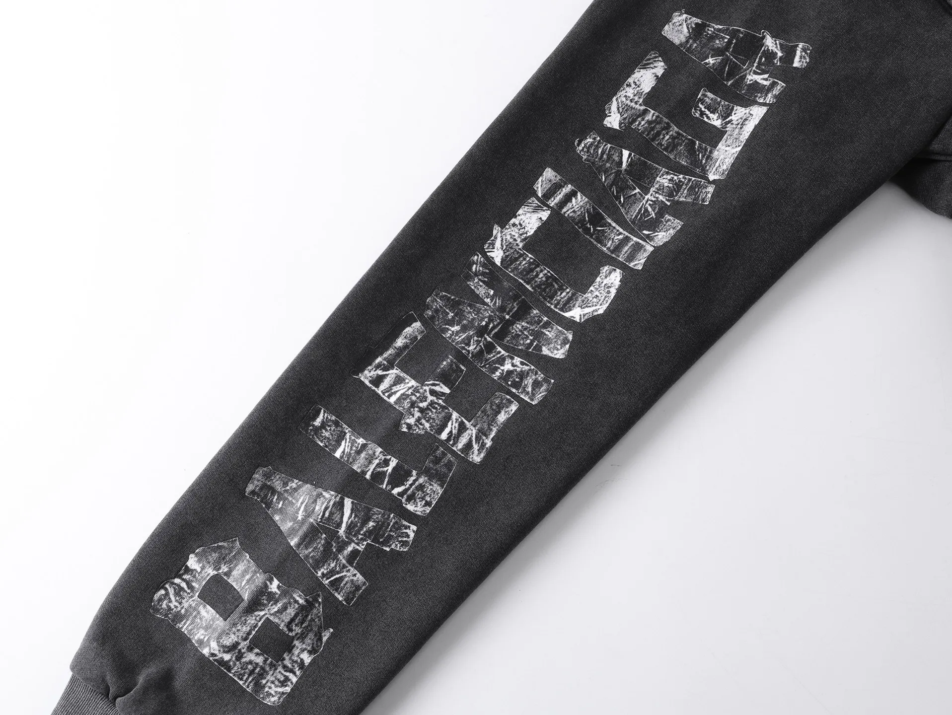 🅿️390 Detailed Picture [Top version. Official website quality] BALENCI*GA/Paris. 25ss latest model. Overweight craftsmanship. Masking tape direct-printing, LOGO embroidery on the front, open pockets on both sides, ready-to-wear hooded long-sleeved sweatshirt with washed distressing. The brick cabinets are synchronized. The fabric is made of Paris ZP custom-woven and dyed cotton sweatshirt. Weighing 460 grams, the cloth surface is clean. The cloth pattern is clear, soft and comfortable, and the threads are dyed with no color difference. The classic pattern is printed using computer direct printing. The front chest is embroidered using a computerized embroidery machine. The letters are clear and the effect is three-dimensional. Restored brick cabinets. Ready-made clothes washed and aged. Produced by ultra-heavy craftsmanship, the market currency is very different, welcome to compare. The version adopts OS loose shoulder design. The same style for men and women. Code: BL259971 Color: Washed Black Size: XS S M L