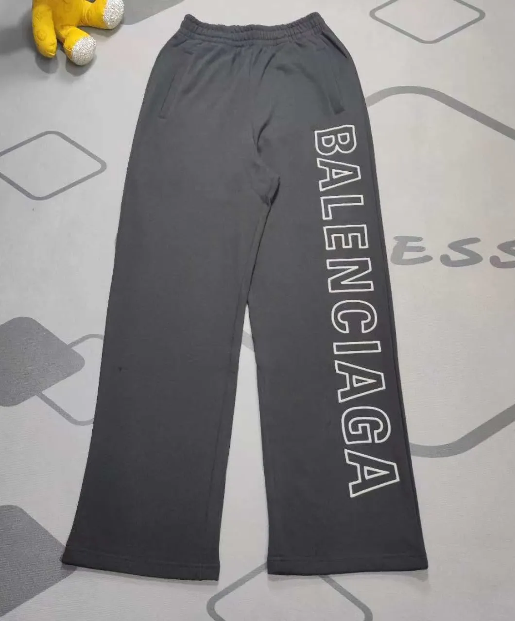 The top version of Balenciaga BLCG 23SS new side embroidered trousers, loose fit, same style for men and women. Color: black Size: XS S M L P: 376