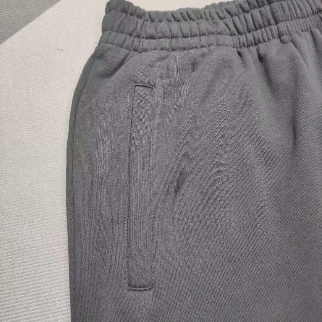 The top version of Balenciaga BLCG 23SS new side embroidered trousers, loose fit, same style for men and women. Color: black Size: XS S M L P: 376