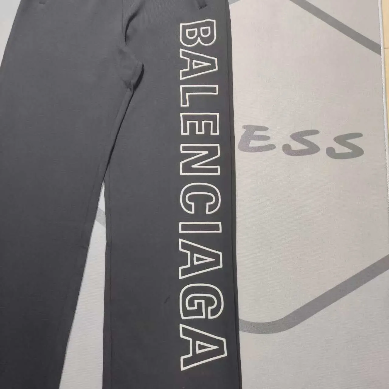 The top version of Balenciaga BLCG 23SS new side embroidered trousers, loose fit, same style for men and women. Color: black Size: XS S M L P: 376