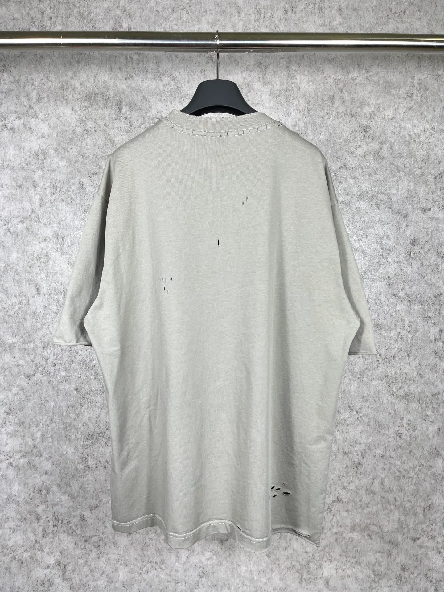 🅿️174 Real photos [Top version. Official website quality] BALENCI*GA/Paris. Mosaic classic LOOK washed and distressed short-sleeved T-shirt. Brick cabinet synchronization. The fabric is made of Paris ZP custom-woven and dyed 100% cotton double yarn compact cotton. The weight is 260 grams, the cloth surface is clean. The cloth pattern is clear, soft and comfortable. The threads are dyed with no color difference. The classic pattern printing uses Kornit digital direct printing. The ready-made clothes are washed and distressed, and the brick cabinets are restored. The whole piece of clothing is extremely complex in craftsmanship. Different market currency, welcome to compare, the version adopts OS loose shoulder version. Same style for men and women Coding: BL223036 Color: High-grade gray Size: XS S M L