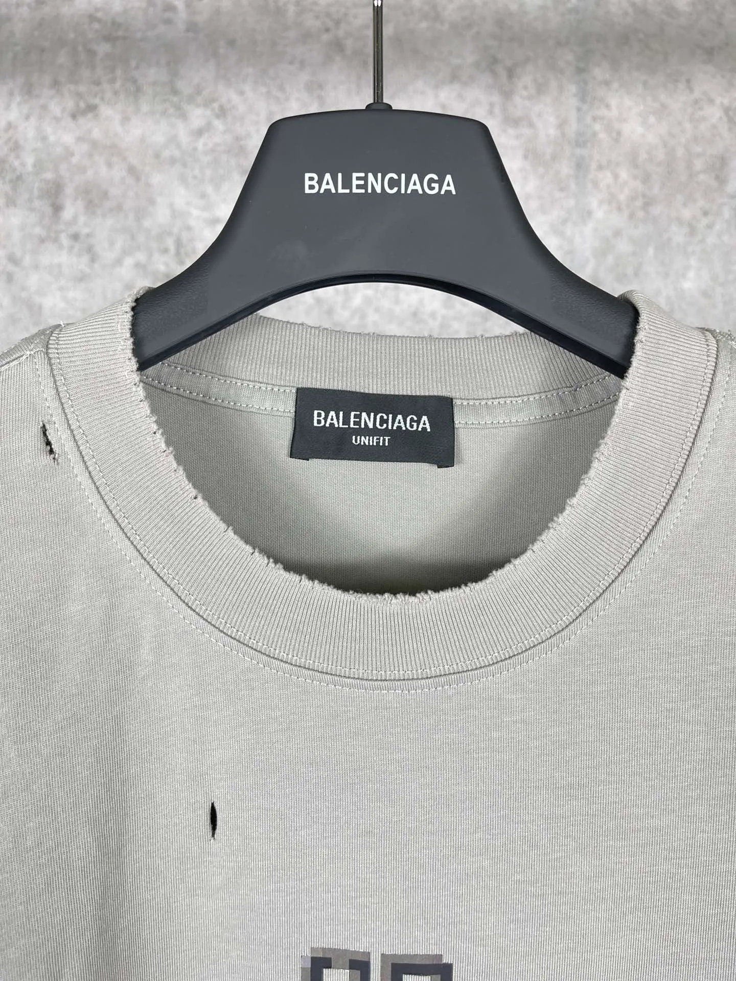 🅿️174 Real photos [Top version. Official website quality] BALENCI*GA/Paris. Mosaic classic LOOK washed and distressed short-sleeved T-shirt. Brick cabinet synchronization. The fabric is made of Paris ZP custom-woven and dyed 100% cotton double yarn compact cotton. The weight is 260 grams, the cloth surface is clean. The cloth pattern is clear, soft and comfortable. The threads are dyed with no color difference. The classic pattern printing uses Kornit digital direct printing. The ready-made clothes are washed and distressed, and the brick cabinets are restored. The whole piece of clothing is extremely complex in craftsmanship. Different market currency, welcome to compare, the version adopts OS loose shoulder version. Same style for men and women Coding: BL223036 Color: High-grade gray Size: XS S M L