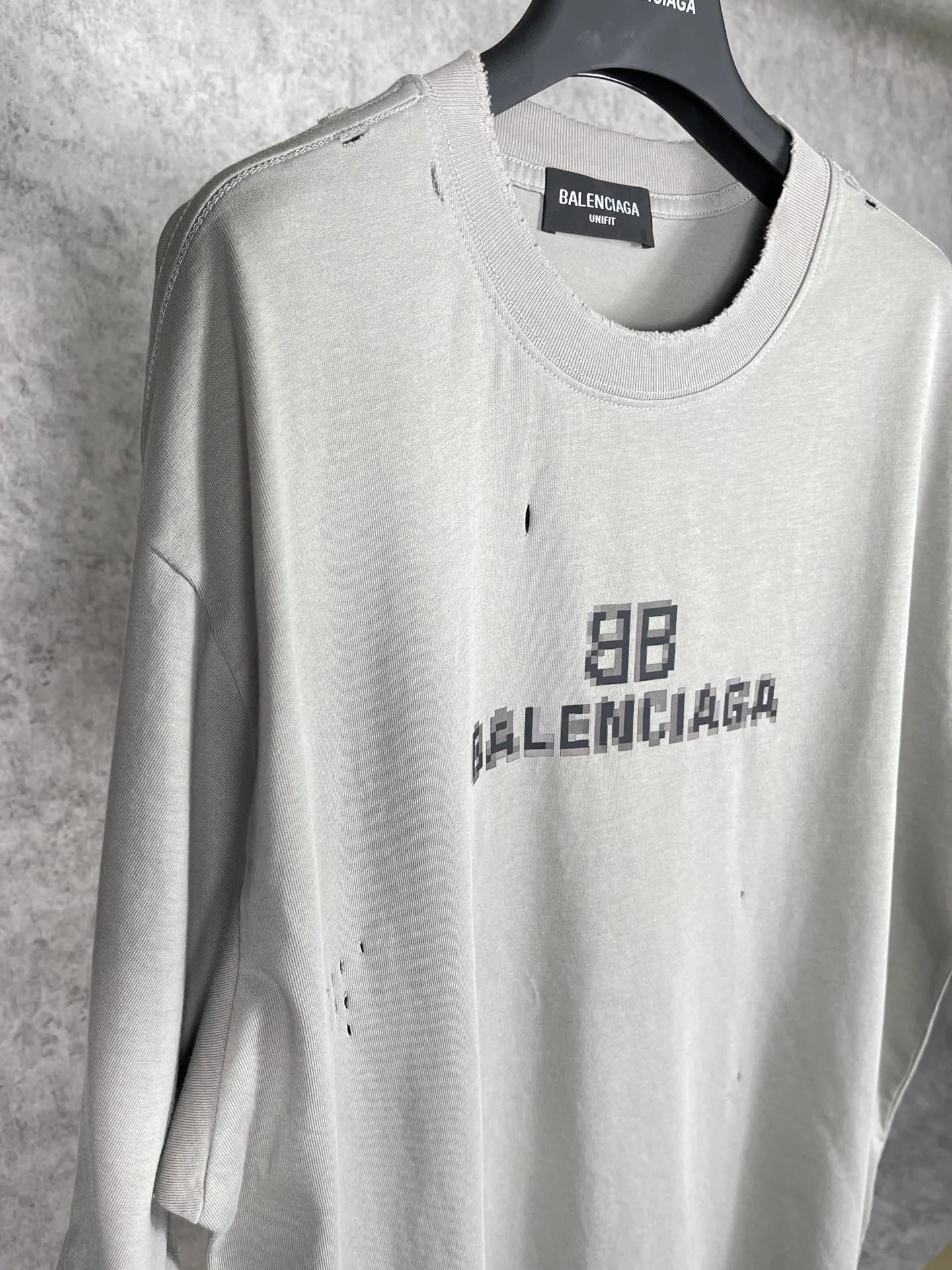 🅿️174 Real photos [Top version. Official website quality] BALENCI*GA/Paris. Mosaic classic LOOK washed and distressed short-sleeved T-shirt. Brick cabinet synchronization. The fabric is made of Paris ZP custom-woven and dyed 100% cotton double yarn compact cotton. The weight is 260 grams, the cloth surface is clean. The cloth pattern is clear, soft and comfortable. The threads are dyed with no color difference. The classic pattern printing uses Kornit digital direct printing. The ready-made clothes are washed and distressed, and the brick cabinets are restored. The whole piece of clothing is extremely complex in craftsmanship. Different market currency, welcome to compare, the version adopts OS loose shoulder version. Same style for men and women Coding: BL223036 Color: High-grade gray Size: XS S M L