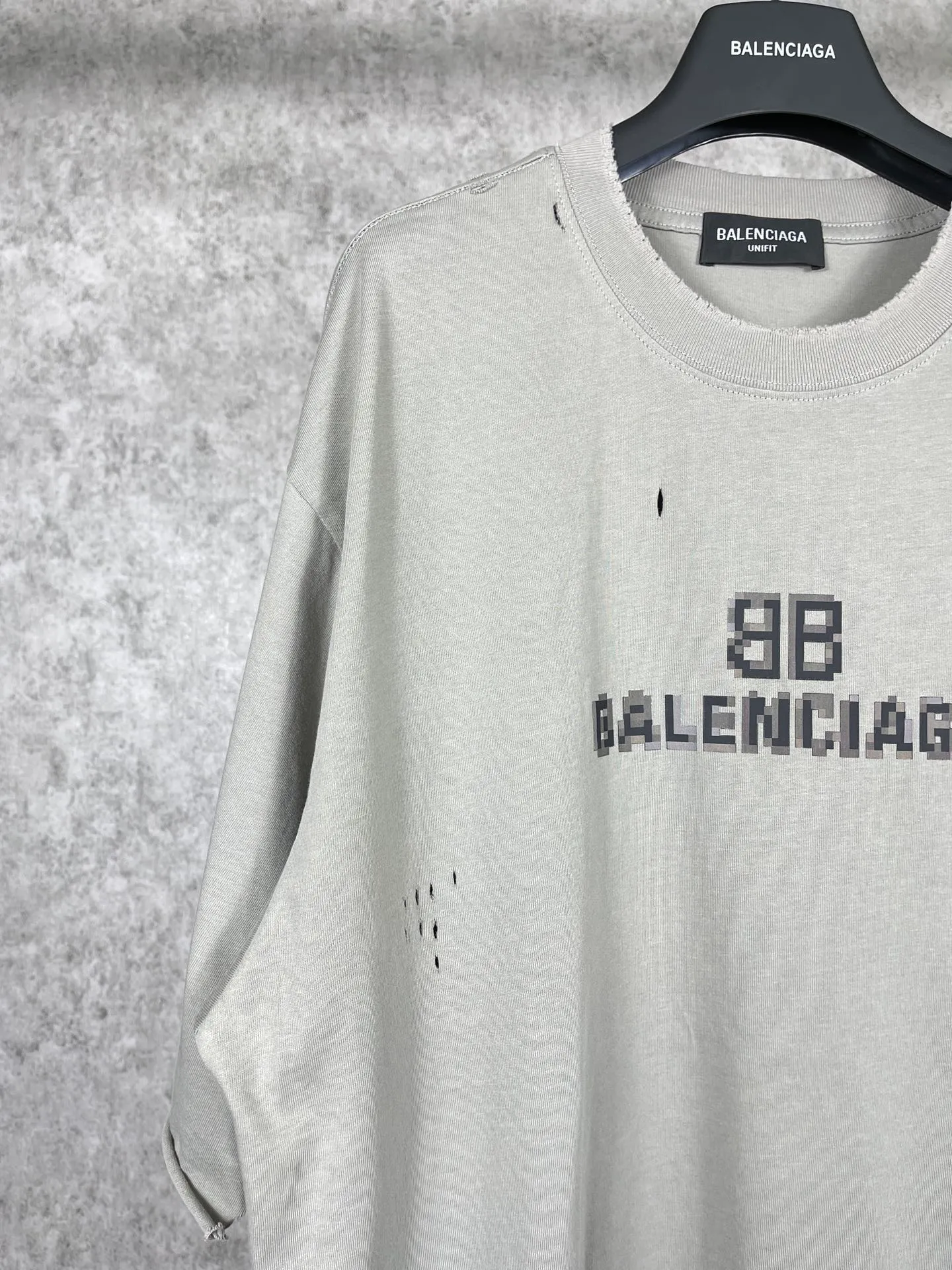 🅿️174 Real photos [Top version. Official website quality] BALENCI*GA/Paris. Mosaic classic LOOK washed and distressed short-sleeved T-shirt. Brick cabinet synchronization. The fabric is made of Paris ZP custom-woven and dyed 100% cotton double yarn compact cotton. The weight is 260 grams, the cloth surface is clean. The cloth pattern is clear, soft and comfortable. The threads are dyed with no color difference. The classic pattern printing uses Kornit digital direct printing. The ready-made clothes are washed and distressed, and the brick cabinets are restored. The whole piece of clothing is extremely complex in craftsmanship. Different market currency, welcome to compare, the version adopts OS loose shoulder version. Same style for men and women Coding: BL223036 Color: High-grade gray Size: XS S M L