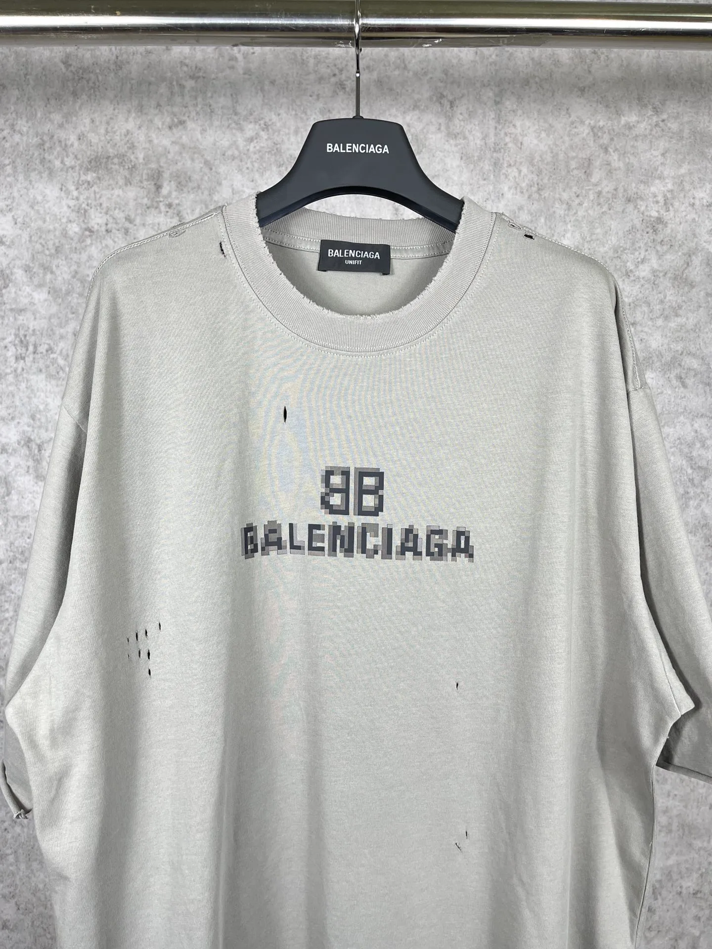 🅿️174 Real photos [Top version. Official website quality] BALENCI*GA/Paris. Mosaic classic LOOK washed and distressed short-sleeved T-shirt. Brick cabinet synchronization. The fabric is made of Paris ZP custom-woven and dyed 100% cotton double yarn compact cotton. The weight is 260 grams, the cloth surface is clean. The cloth pattern is clear, soft and comfortable. The threads are dyed with no color difference. The classic pattern printing uses Kornit digital direct printing. The ready-made clothes are washed and distressed, and the brick cabinets are restored. The whole piece of clothing is extremely complex in craftsmanship. Different market currency, welcome to compare, the version adopts OS loose shoulder version. Same style for men and women Coding: BL223036 Color: High-grade gray Size: XS S M L
