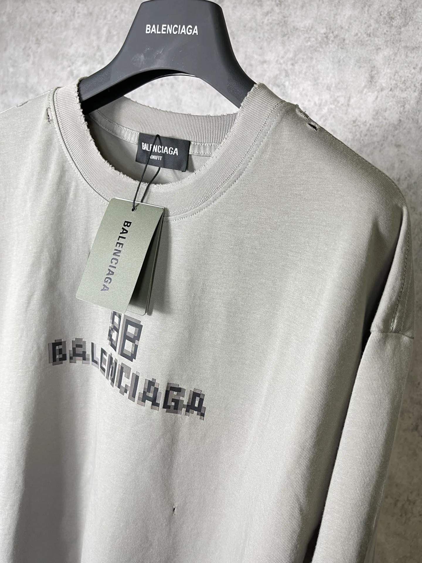 🅿️174 Real photos [Top version. Official website quality] BALENCI*GA/Paris. Mosaic classic LOOK washed and distressed short-sleeved T-shirt. Brick cabinet synchronization. The fabric is made of Paris ZP custom-woven and dyed 100% cotton double yarn compact cotton. The weight is 260 grams, the cloth surface is clean. The cloth pattern is clear, soft and comfortable. The threads are dyed with no color difference. The classic pattern printing uses Kornit digital direct printing. The ready-made clothes are washed and distressed, and the brick cabinets are restored. The whole piece of clothing is extremely complex in craftsmanship. Different market currency, welcome to compare, the version adopts OS loose shoulder version. Same style for men and women Coding: BL223036 Color: High-grade gray Size: XS S M L