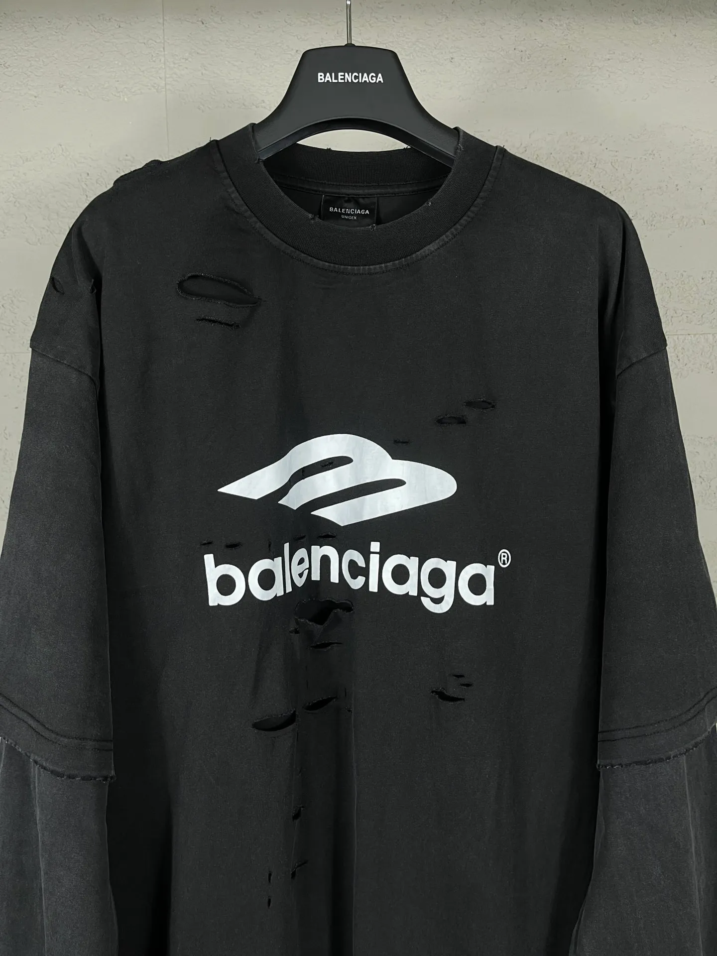🅿️280 real photos [Top version. Official website quality] BALENCI*GA/Paris BALENCI*GA#25 new model, 3M classic LOGO printed on the chest, washed and worn two-piece long-sleeved T-shirt. Brick cabinet synchronization. Note! ️This model is a two-piece set. Wash water super heavy process. Welcome to compare. The fabric is made of Paris ZP custom-woven and dyed 100% cotton double-yarn compact cotton. The weight is 260 grams. The cloth surface is clean. The cloth pattern is clear. It is soft and comfortable. It has good color fastness and is not easy to change color. The threads are woven and dyed with no color difference. The printing uses imported environmentally friendly materials and the letters are three-dimensional. Comparisons welcome. Restore brick cabinet. The version adopts OS loose shoulder version. Same style for men and women. Code: BL255073 Color: washed black Size: XS S M L