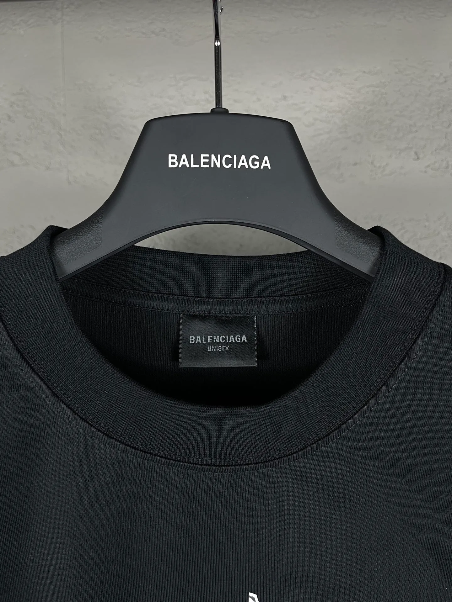 🅿️180 real photos [Top version. Official website quality] BALENCI*GA/Paris. 2024 new style. Front and rear white ink direct-printed short-sleeved T-shirts, brick cabinet synchronization. Genuine product developed at the first time, happy to print and compare! The fabric is made of Paris ZP custom-woven and dyed cotton double yarn. Weighing 260 grams, the cloth surface is clean. The cloth pattern is clear, soft and comfortable. The threads are dyed with no color difference. The classic LOGO uses environmentally friendly imported materials and is directly sprayed with white ink. The letters are clear and the effect is three-dimensional. Restore the brick cabinet. Welcome to compare, the version adopts the OS loose shoulder version. Same style for men and women. Code: BL223320 Color: black, white, size: XS to L