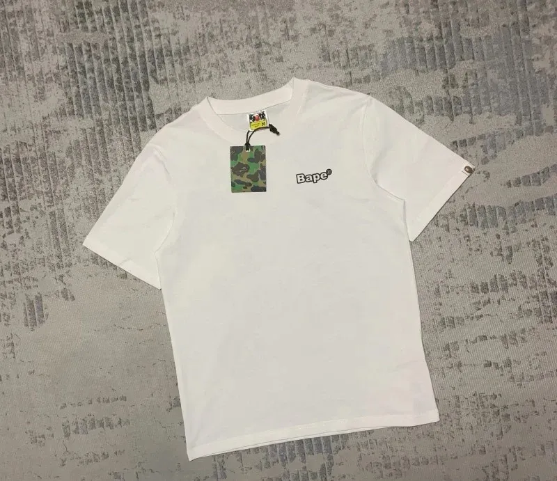 P110 001077 A BATHING APE BAPE Bicolor Bape Graffiti Tee two-color back graffiti printed round neck short-sleeved T-shirt, same style for men and women, size smlxlxxl, black and white