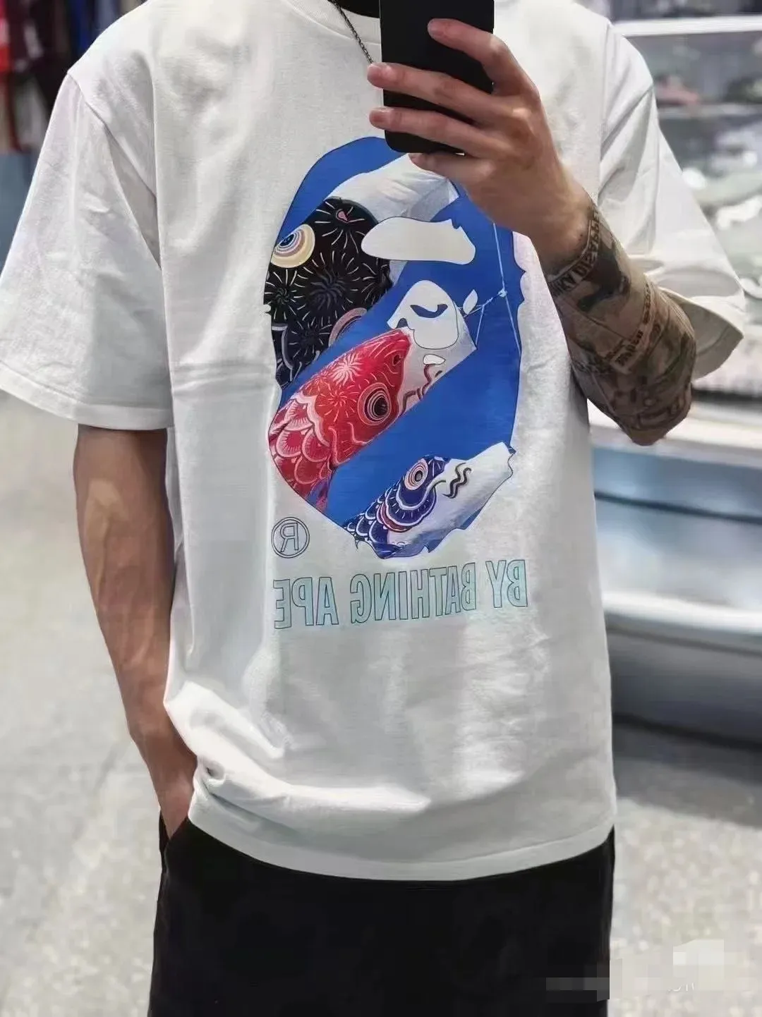 P110 001109 BAPE SS25 carp print pattern versatile short-sleeved T-shirt, same style for men and women, size smlxlxxl, black and white