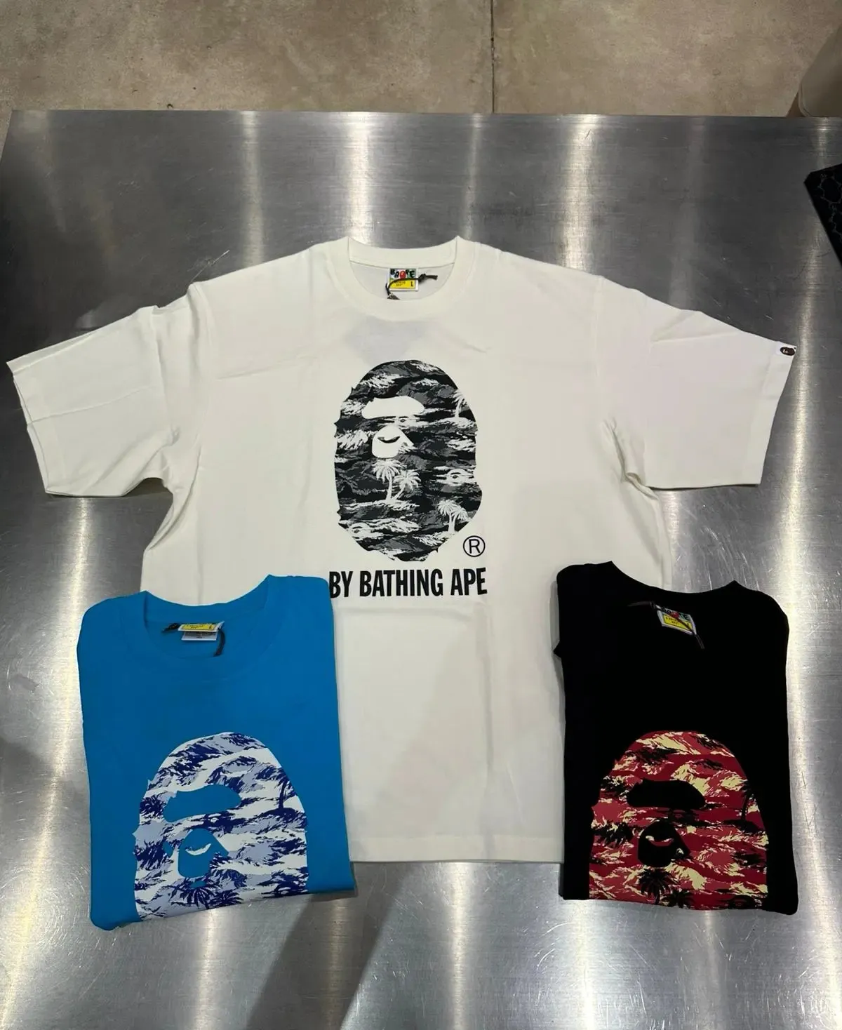 P110 001126 BAPE SS25 palm tree camouflage ape short-sleeved T-shirt, same style for men and women, size smlxlxxl, black and white