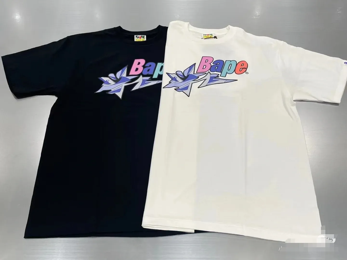 P110 001026 BAPE x LDG joint model FW22 letter logo printed round neck short-sleeved T-shirt, same style for men and women, size smlxlxxl, black and white