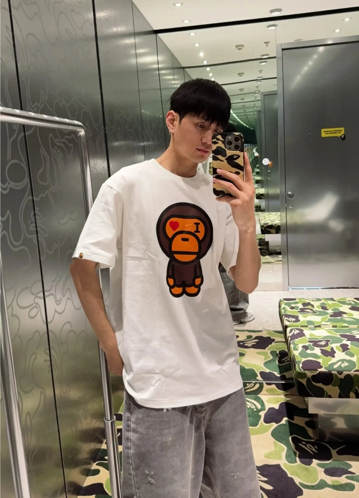P110 00199 BAPE SS25 Valentine's Day series, heart-shaped eyes monkey round neck short-sleeved T-shirt, same style for men and women, size smlxlxxl, black and white