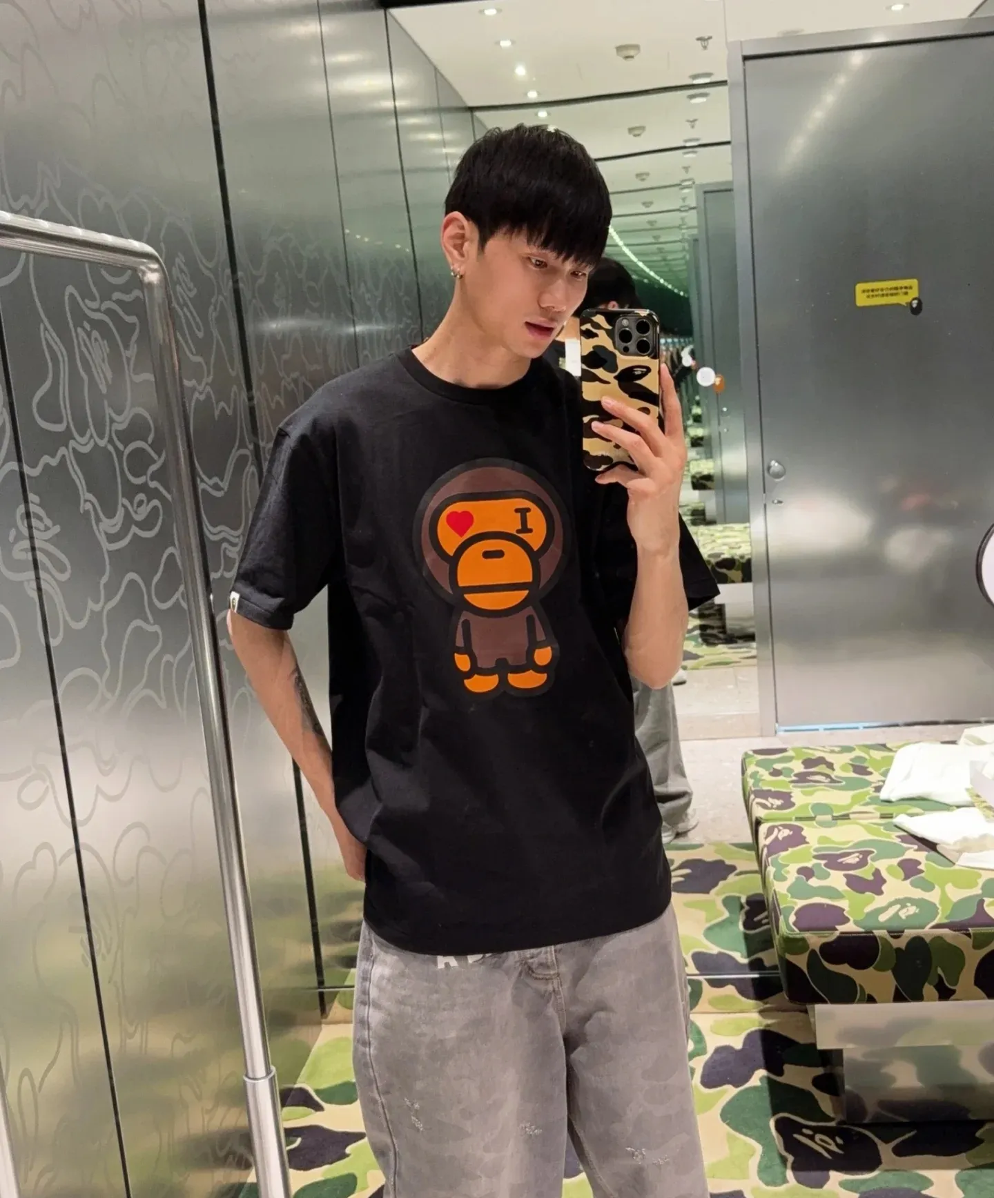 P110 00199 BAPE SS25 Valentine's Day series, heart-shaped eyes monkey round neck short-sleeved T-shirt, same style for men and women, size smlxlxxl, black and white