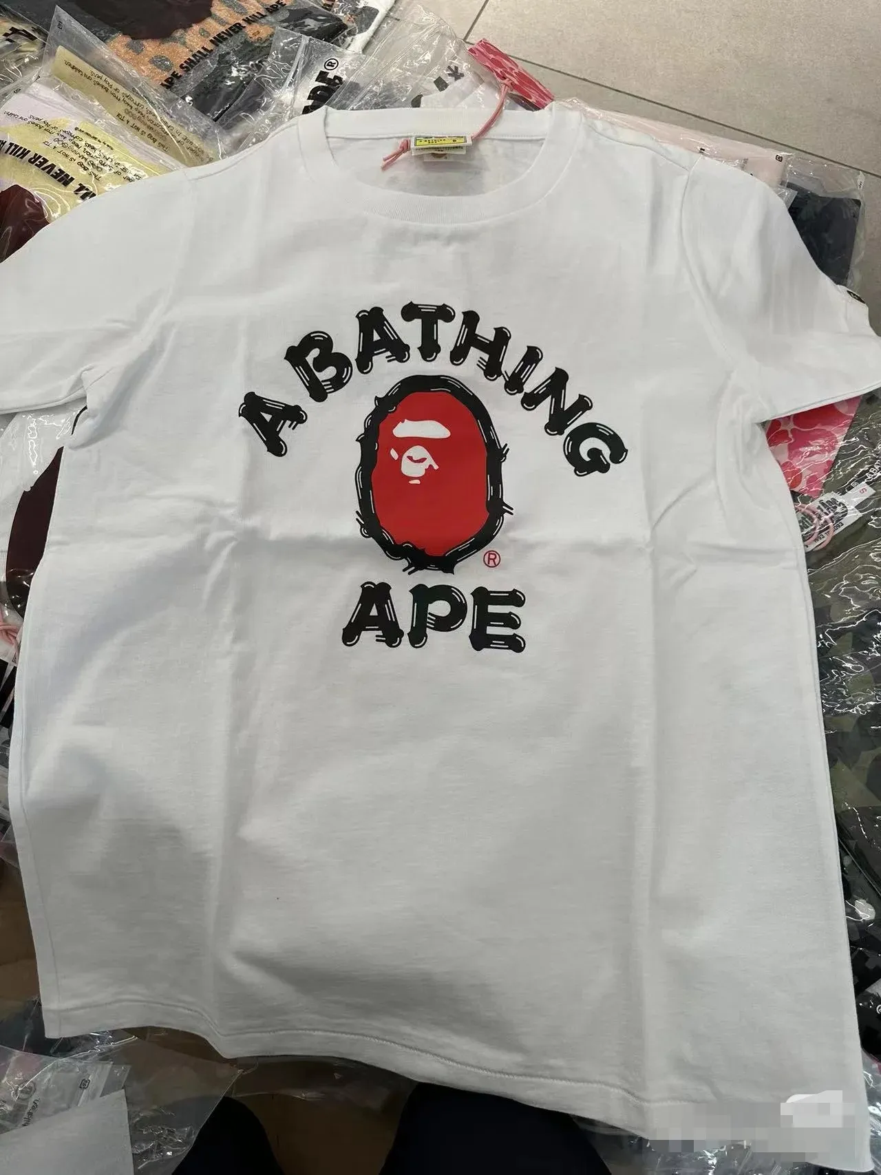 P110 001067 BAPE contrasting ape letter print round neck short-sleeved T-shirt, same style for men and women, size smlxlxxl, black and white