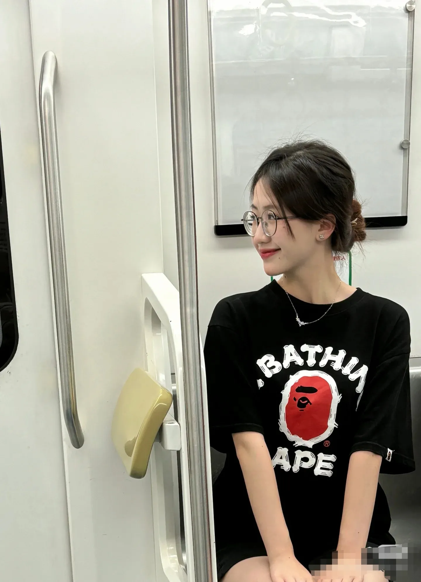 P110 001067 BAPE contrasting ape letter print round neck short-sleeved T-shirt, same style for men and women, size smlxlxxl, black and white