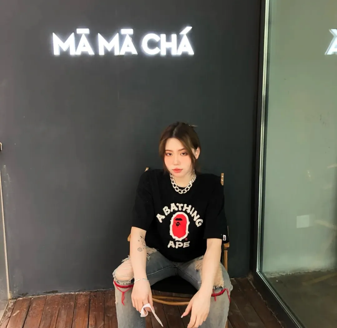 P110 001067 BAPE contrasting ape letter print round neck short-sleeved T-shirt, same style for men and women, size smlxlxxl, black and white