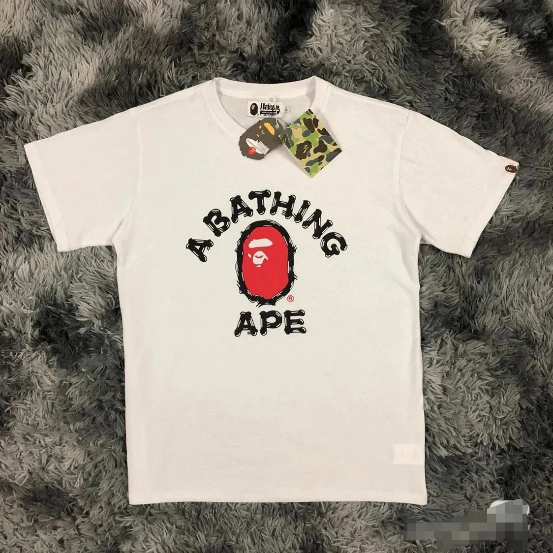 P110 001067 BAPE contrasting ape letter print round neck short-sleeved T-shirt, same style for men and women, size smlxlxxl, black and white