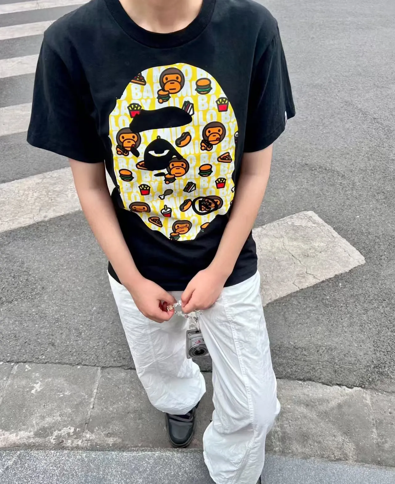 P110 001071 BAPE MILO JUNK FOOD BIG APE HEAD TEE Junk Food Great Ape Short-sleeved T-shirt, same style for men and women, size smlxlxxl, black and white