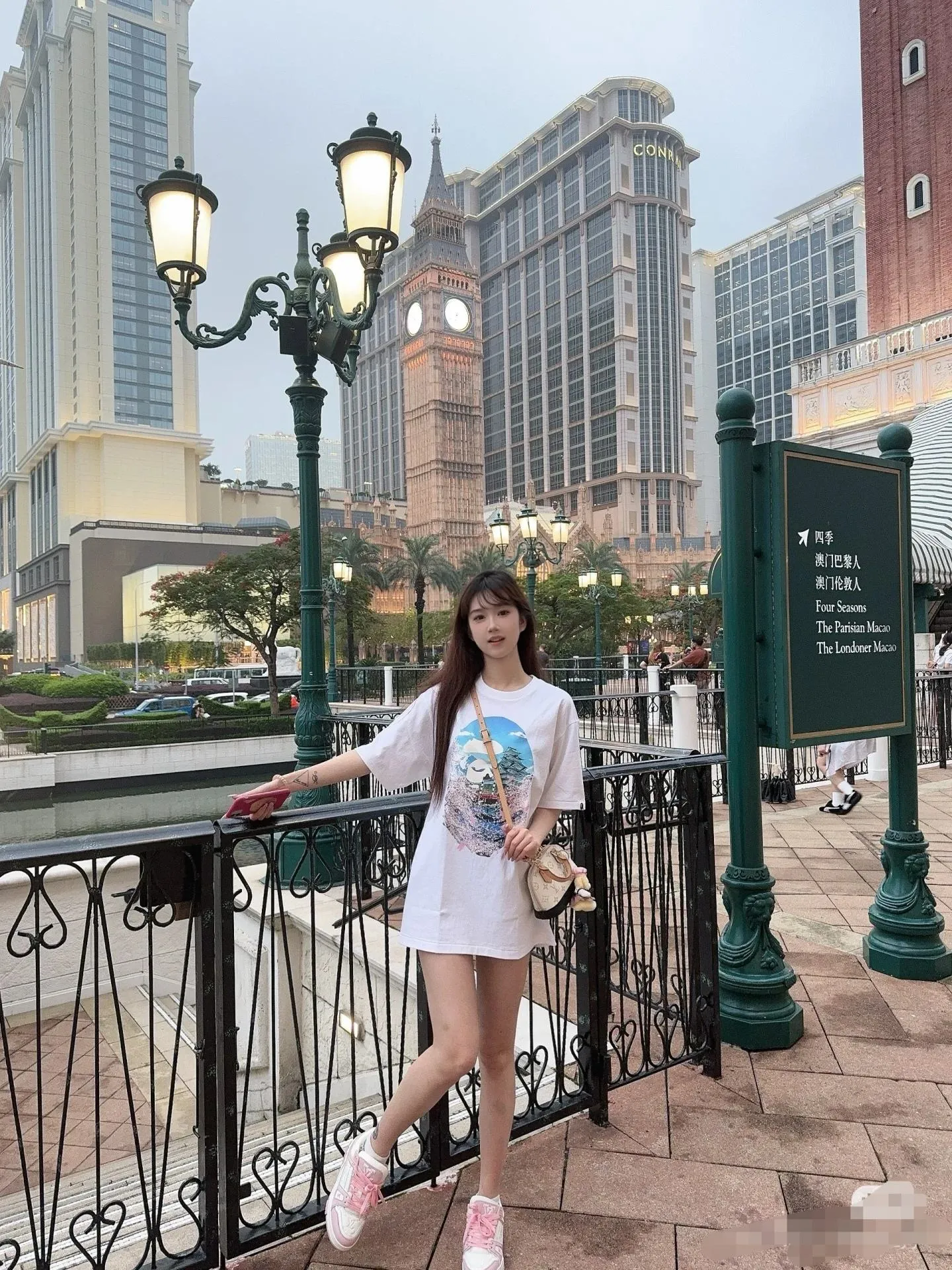 P110 00120 A BATHING APE BAPE SS23 SAKURA cherry blossom series cherry blossom print round neck loose short-sleeved T-shirt, same style for men and women, size smlxlxxl, black and white