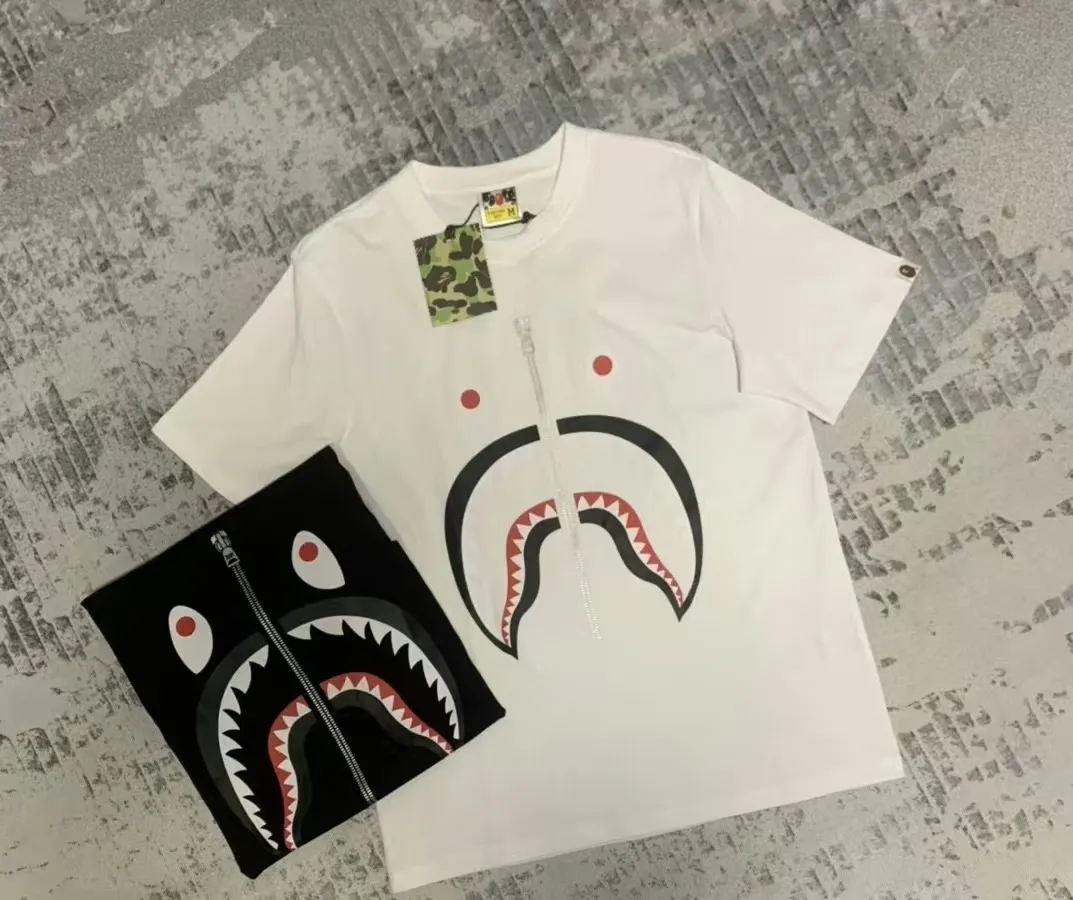 P110 001038 bape shark mouth print short-sleeved T-shirt, same style for men and women, size smlxlxxl, black and white