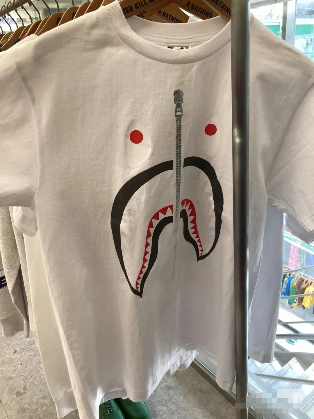 P110 001038 bape shark mouth print short-sleeved T-shirt, same style for men and women, size smlxlxxl, black and white