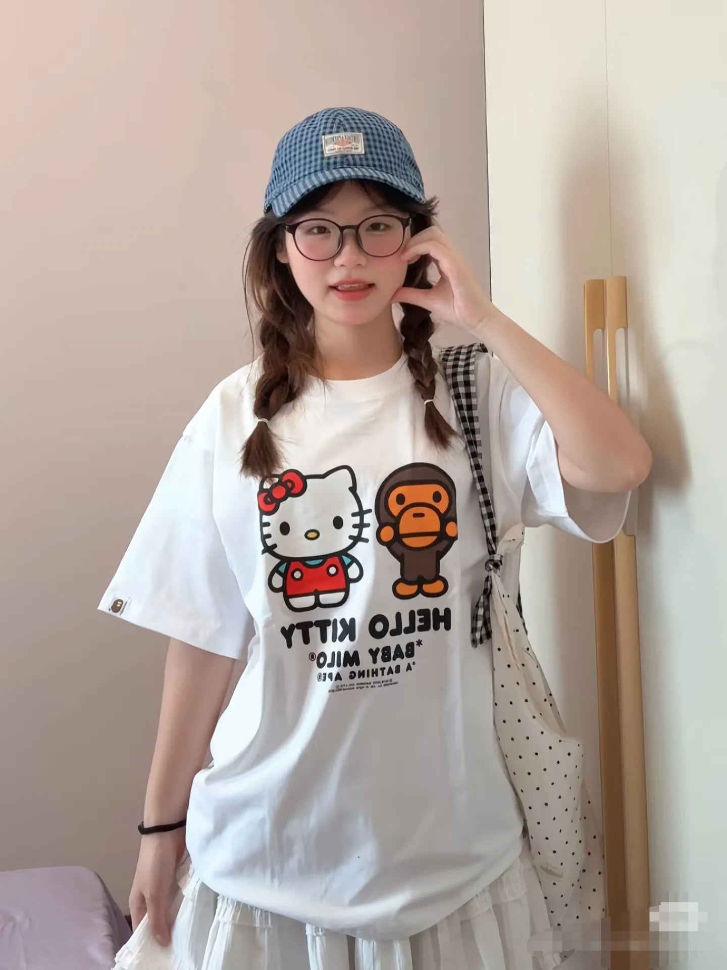 P110 001011 BAPE x Sanrio/Sanrio joint model FW24 HELLO KITTY Hello Kitty letter pattern printed round neck short-sleeved T-shirt Size smlxlxxl black white