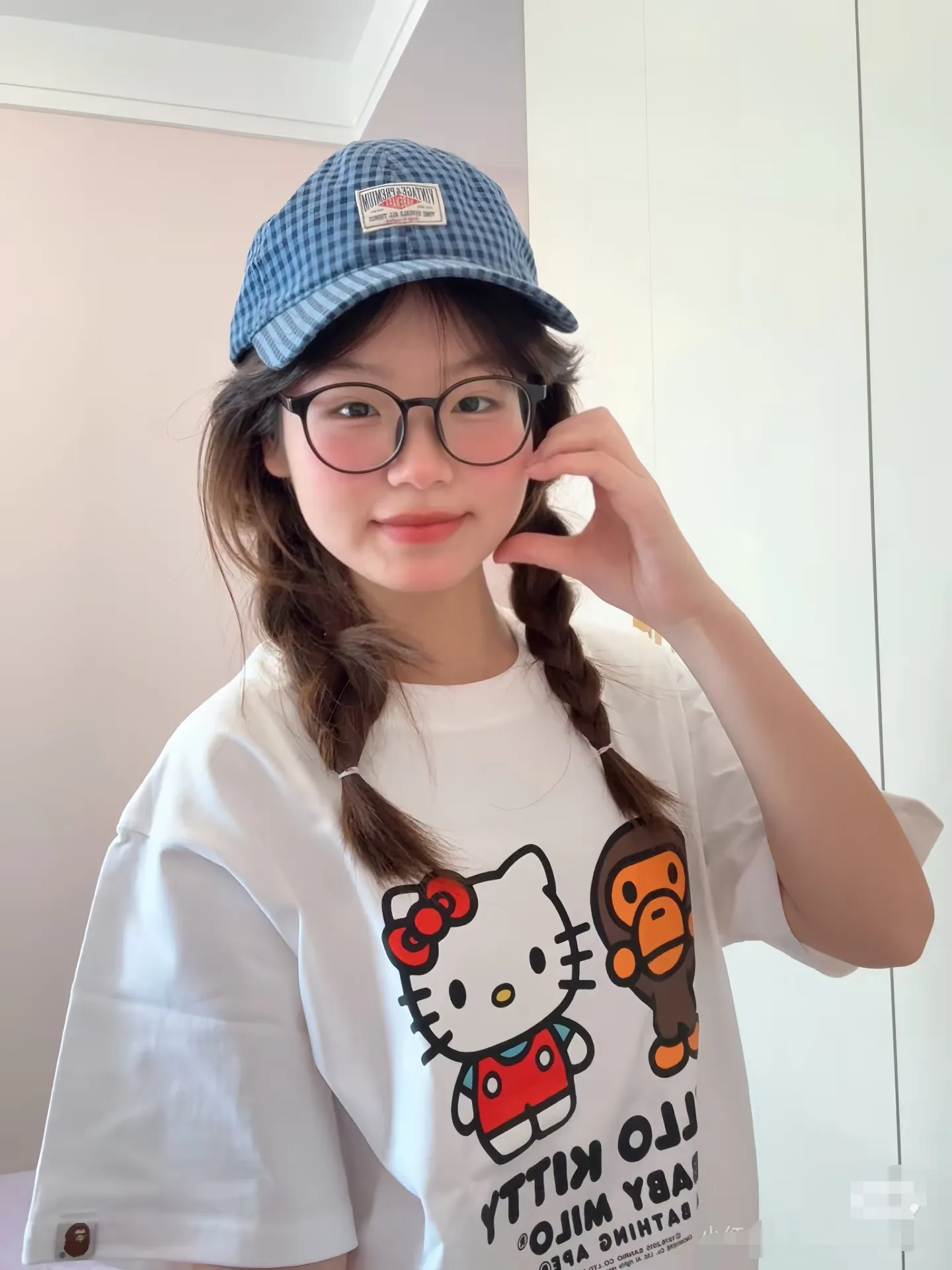 P110 001011 BAPE x Sanrio/Sanrio joint model FW24 HELLO KITTY Hello Kitty letter pattern printed round neck short-sleeved T-shirt Size smlxlxxl black white