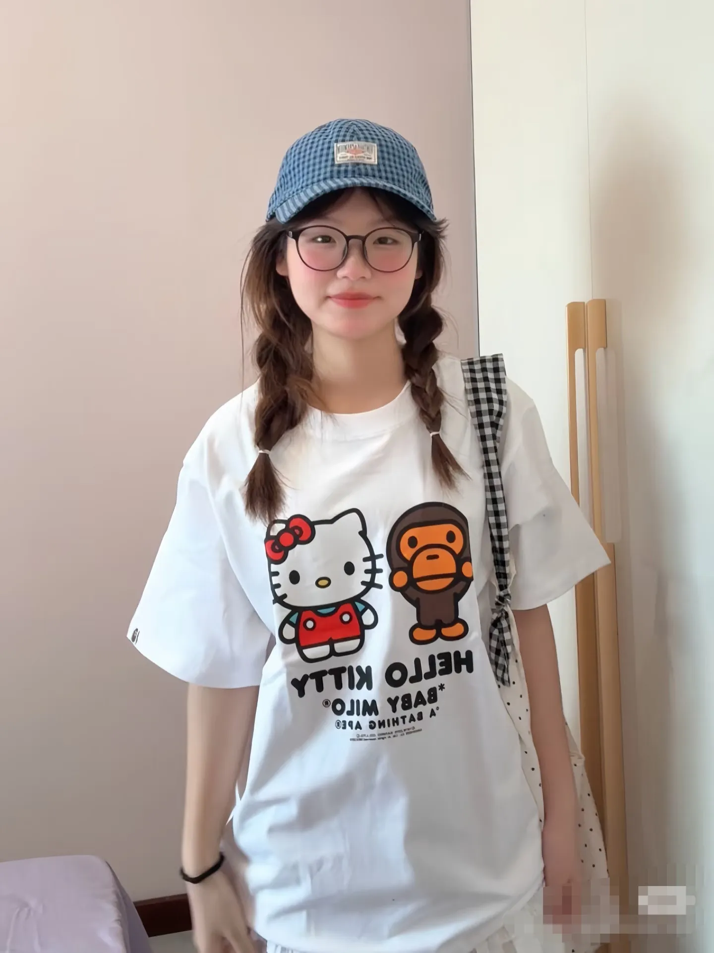 P110 001011 BAPE x Sanrio/Sanrio joint model FW24 HELLO KITTY Hello Kitty letter pattern printed round neck short-sleeved T-shirt Size smlxlxxl black white
