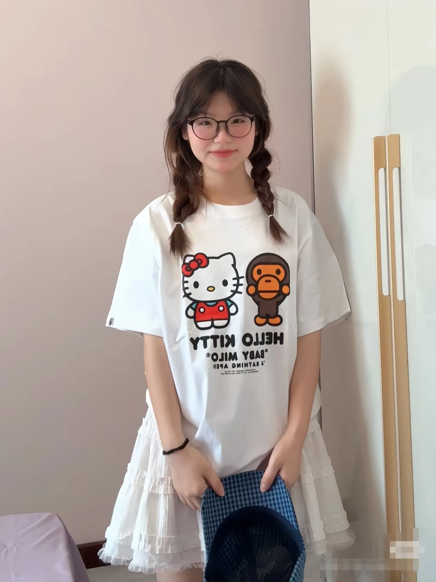 P110 001011 BAPE x Sanrio/Sanrio joint model FW24 HELLO KITTY Hello Kitty letter pattern printed round neck short-sleeved T-shirt Size smlxlxxl black white