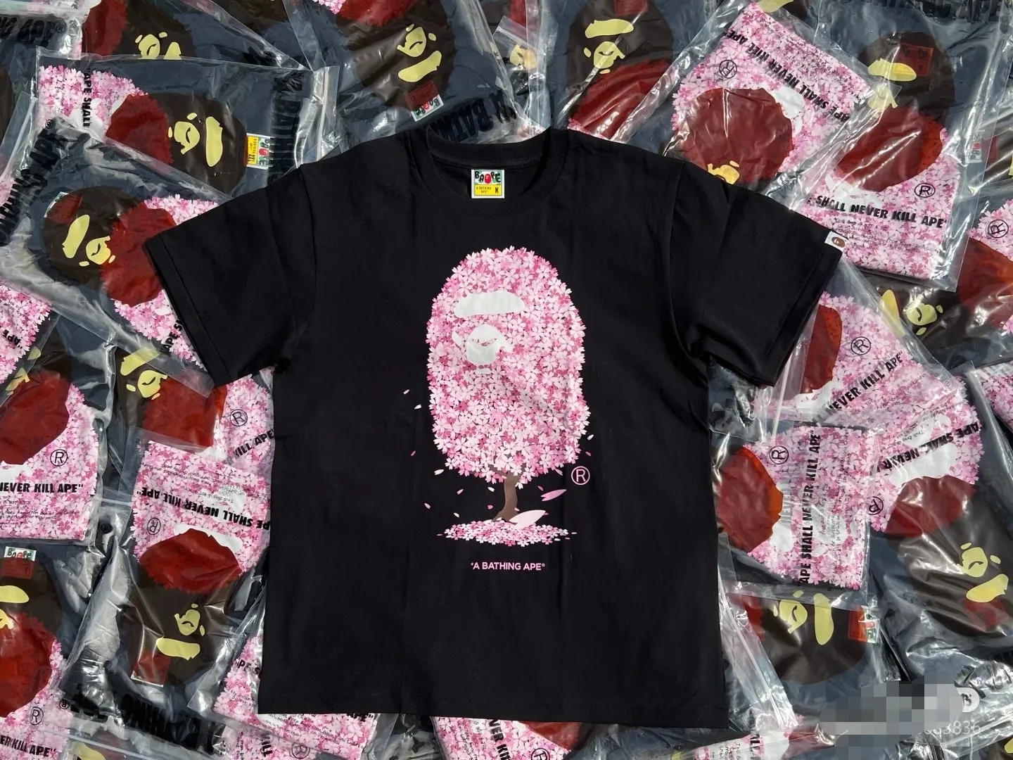 P110 001042 BAPE Sakura Tee SS20 Sakura limited ape short-sleeved T-shirt, same style for men and women, size smlxlxxl, black and white
